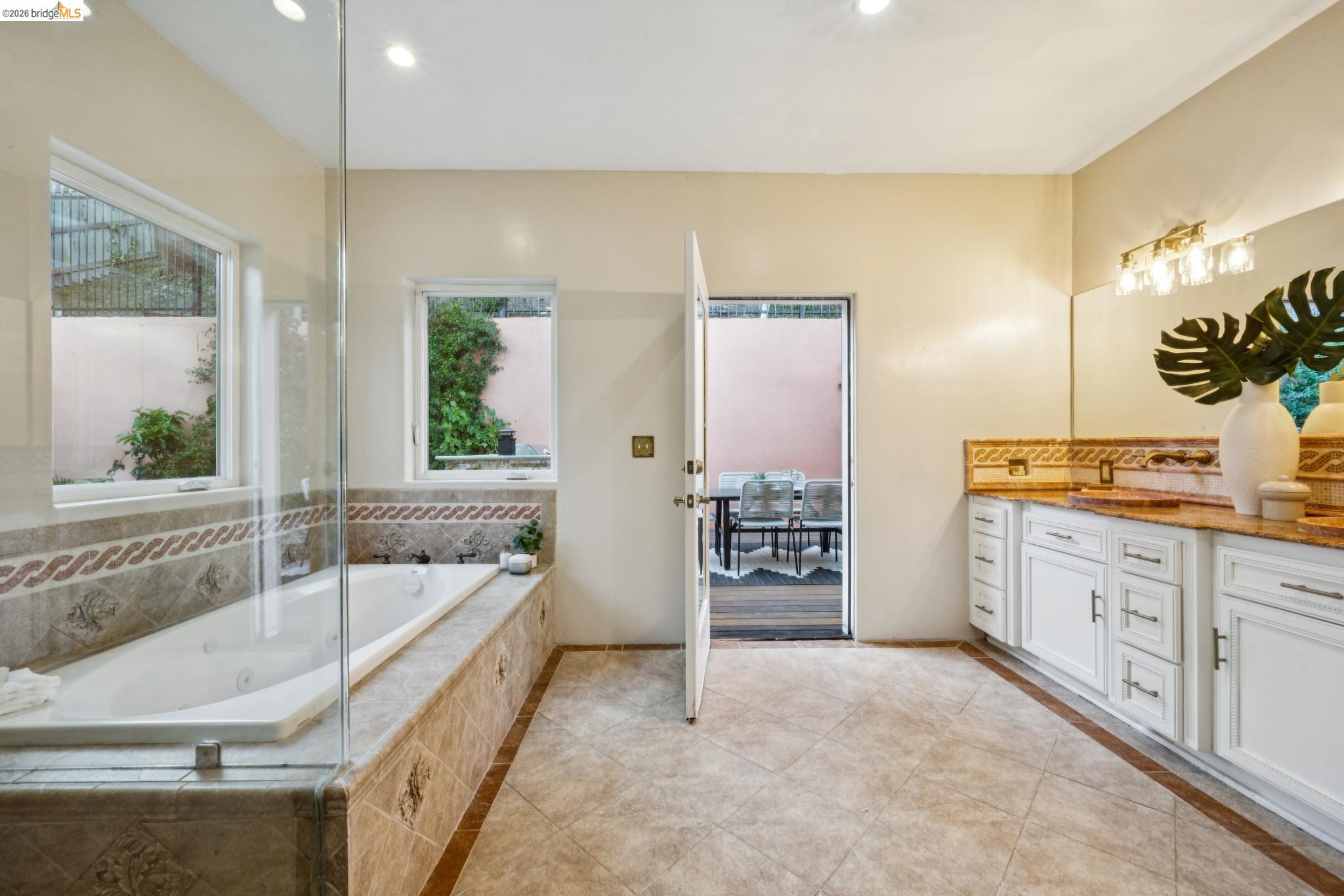 Detail Gallery Image 33 of 60 For 6929 Bristol Dr, Berkeley,  CA 94705 - 6 Beds | 4/1 Baths
