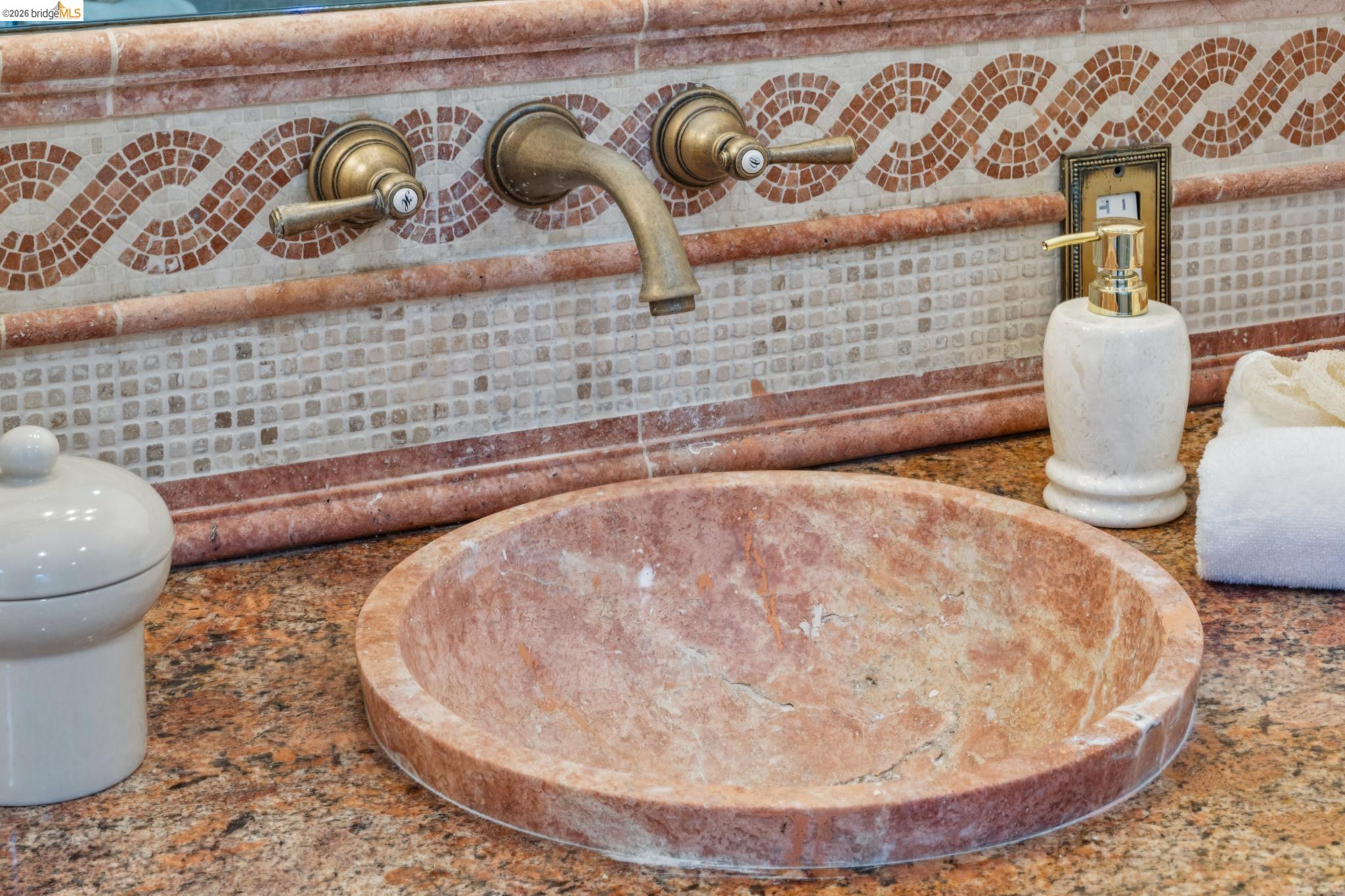 Detail Gallery Image 34 of 60 For 6929 Bristol Dr, Berkeley,  CA 94705 - 6 Beds | 4/1 Baths