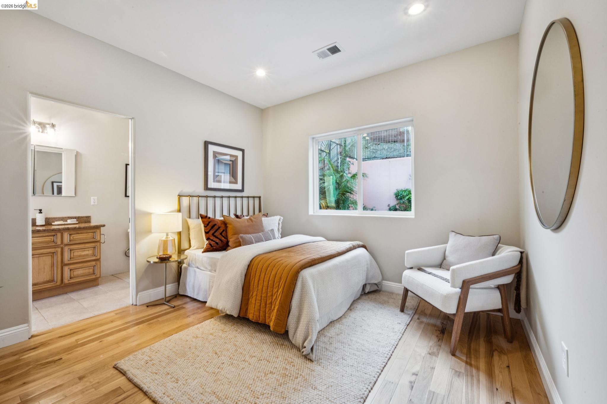 Detail Gallery Image 36 of 60 For 6929 Bristol Dr, Berkeley,  CA 94705 - 6 Beds | 4/1 Baths