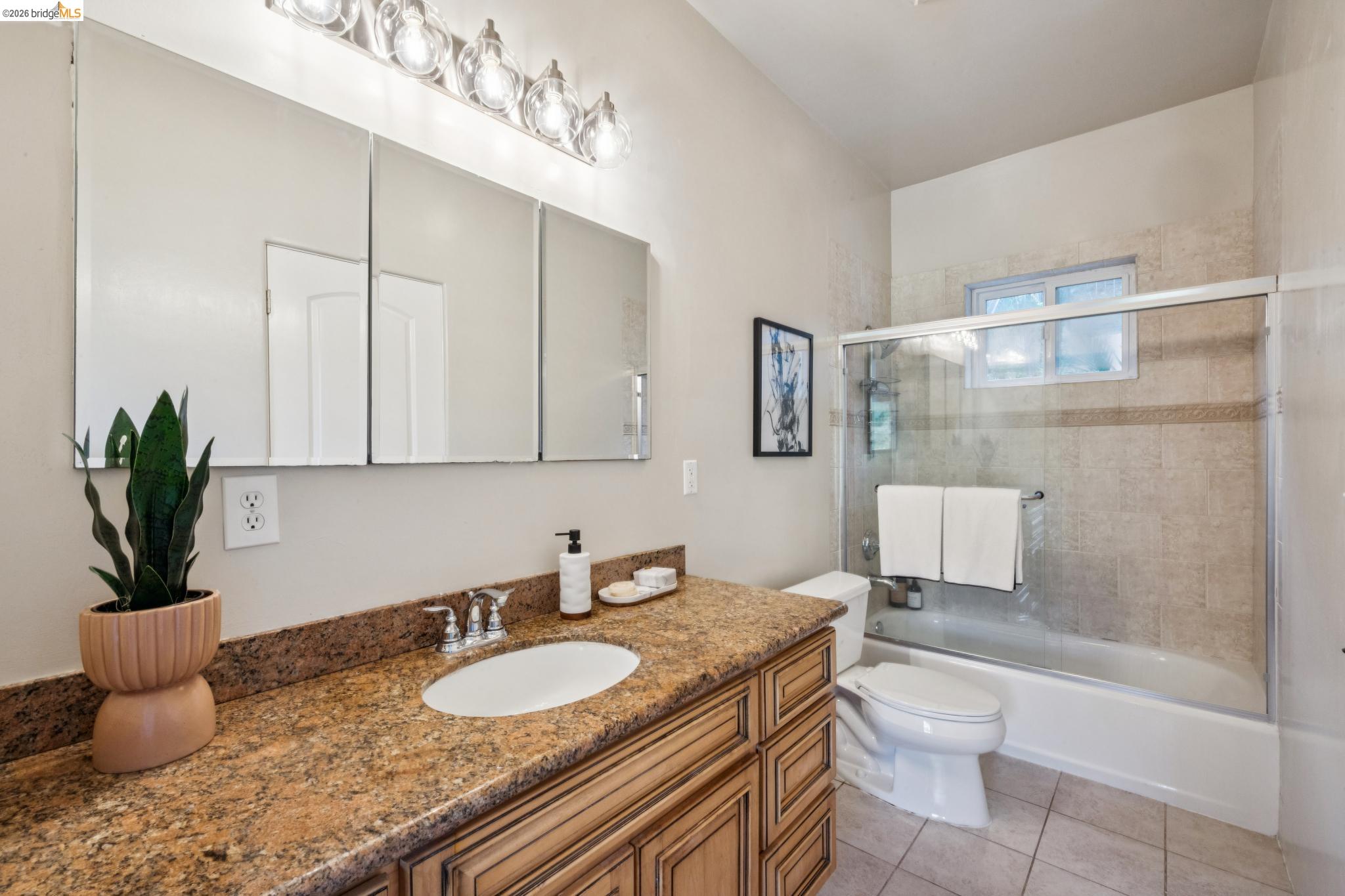 Detail Gallery Image 38 of 60 For 6929 Bristol Dr, Berkeley,  CA 94705 - 6 Beds | 4/1 Baths