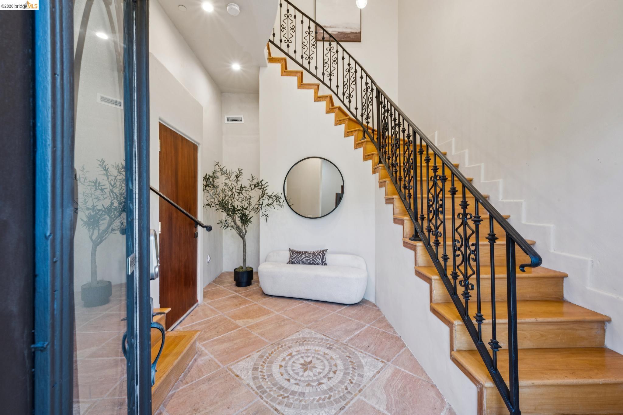 Detail Gallery Image 5 of 60 For 6929 Bristol Dr, Berkeley,  CA 94705 - 6 Beds | 4/1 Baths