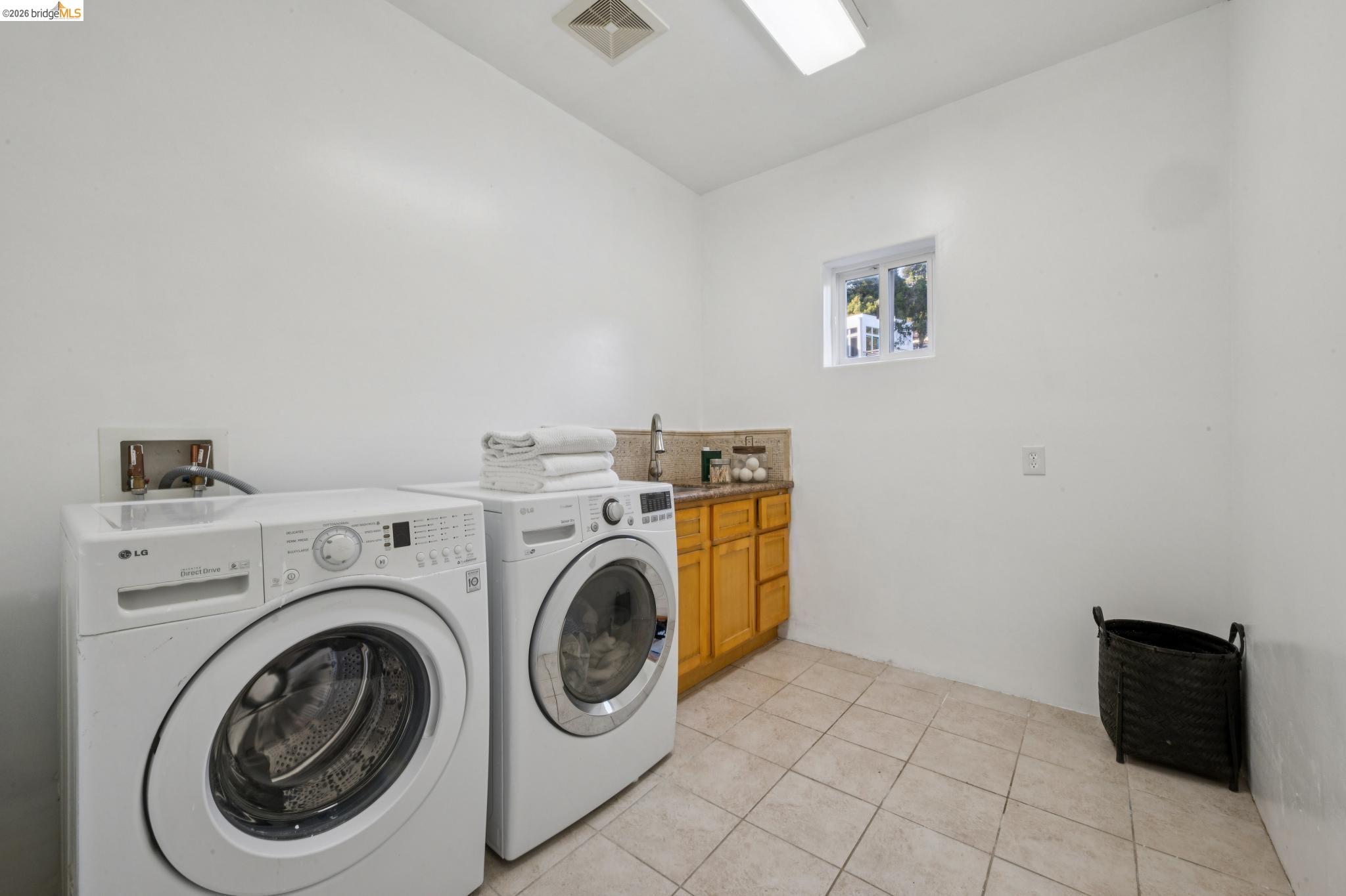 Detail Gallery Image 44 of 60 For 6929 Bristol Dr, Berkeley,  CA 94705 - 6 Beds | 4/1 Baths