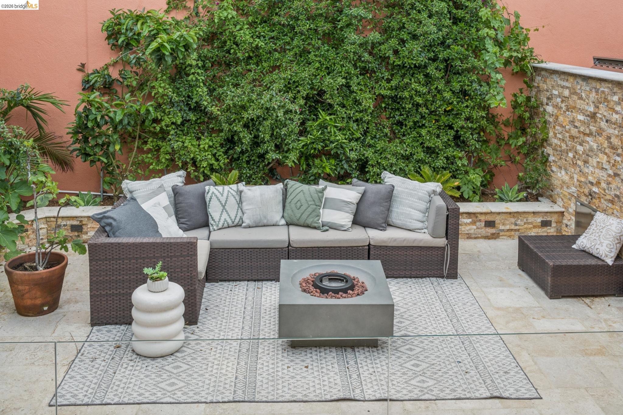 Detail Gallery Image 49 of 60 For 6929 Bristol Dr, Berkeley,  CA 94705 - 6 Beds | 4/1 Baths