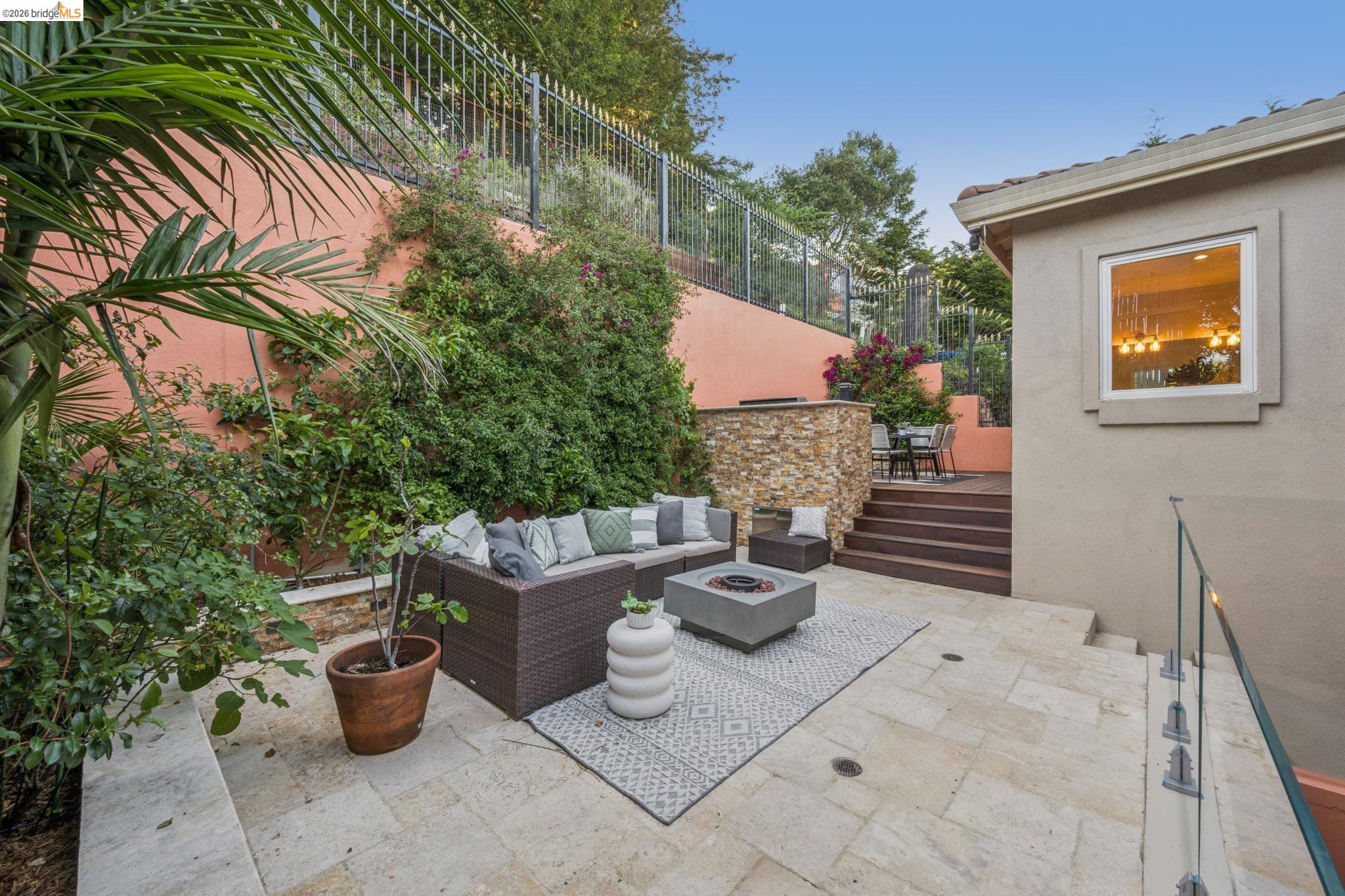 Detail Gallery Image 51 of 60 For 6929 Bristol Dr, Berkeley,  CA 94705 - 6 Beds | 4/1 Baths