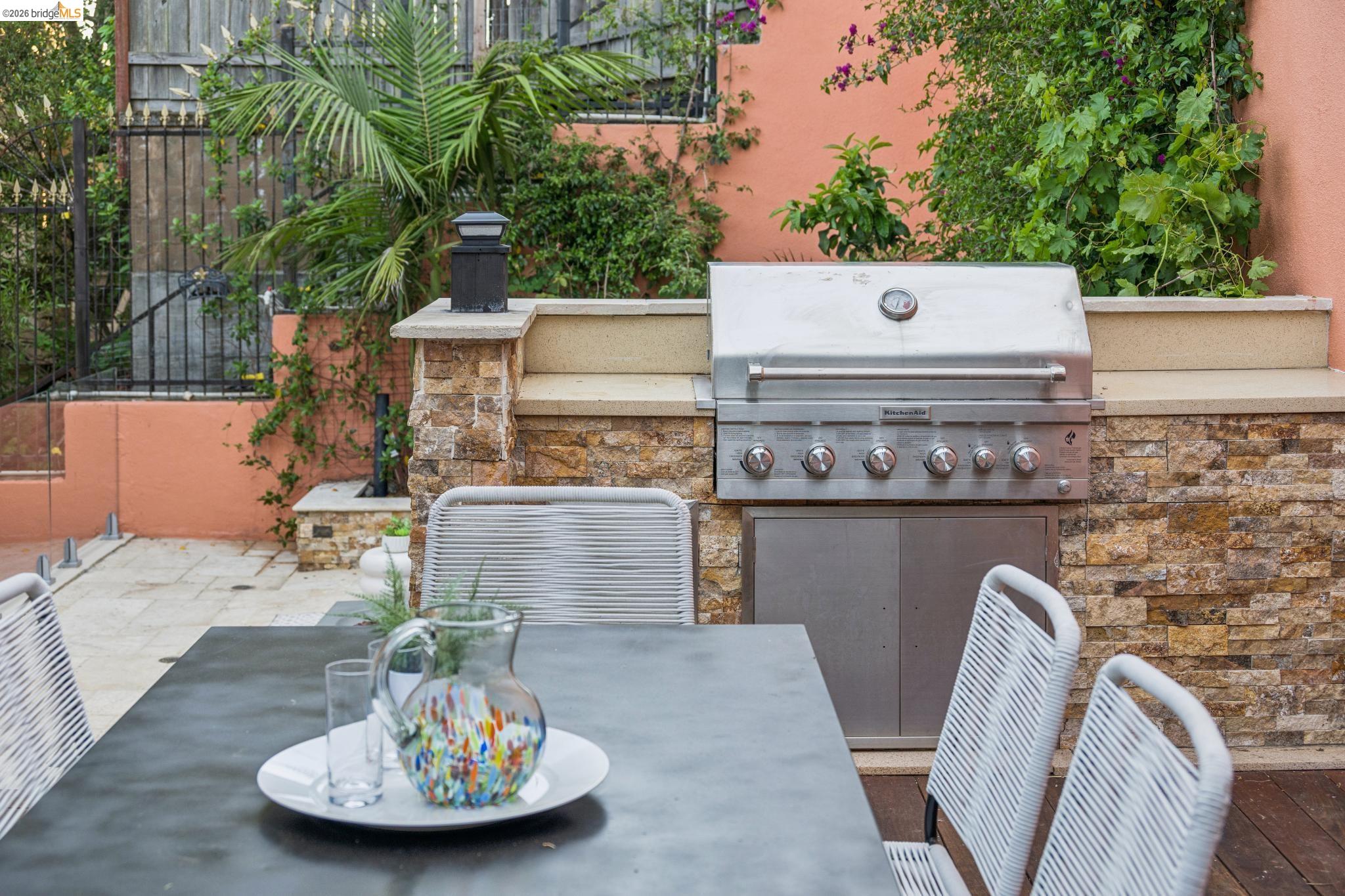 Detail Gallery Image 53 of 60 For 6929 Bristol Dr, Berkeley,  CA 94705 - 6 Beds | 4/1 Baths