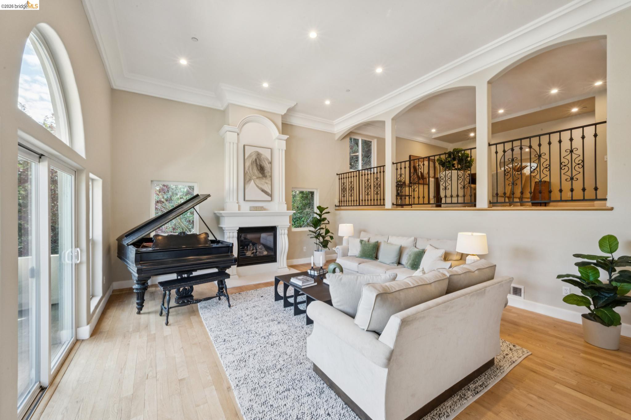 Detail Gallery Image 8 of 60 For 6929 Bristol Dr, Berkeley,  CA 94705 - 6 Beds | 4/1 Baths