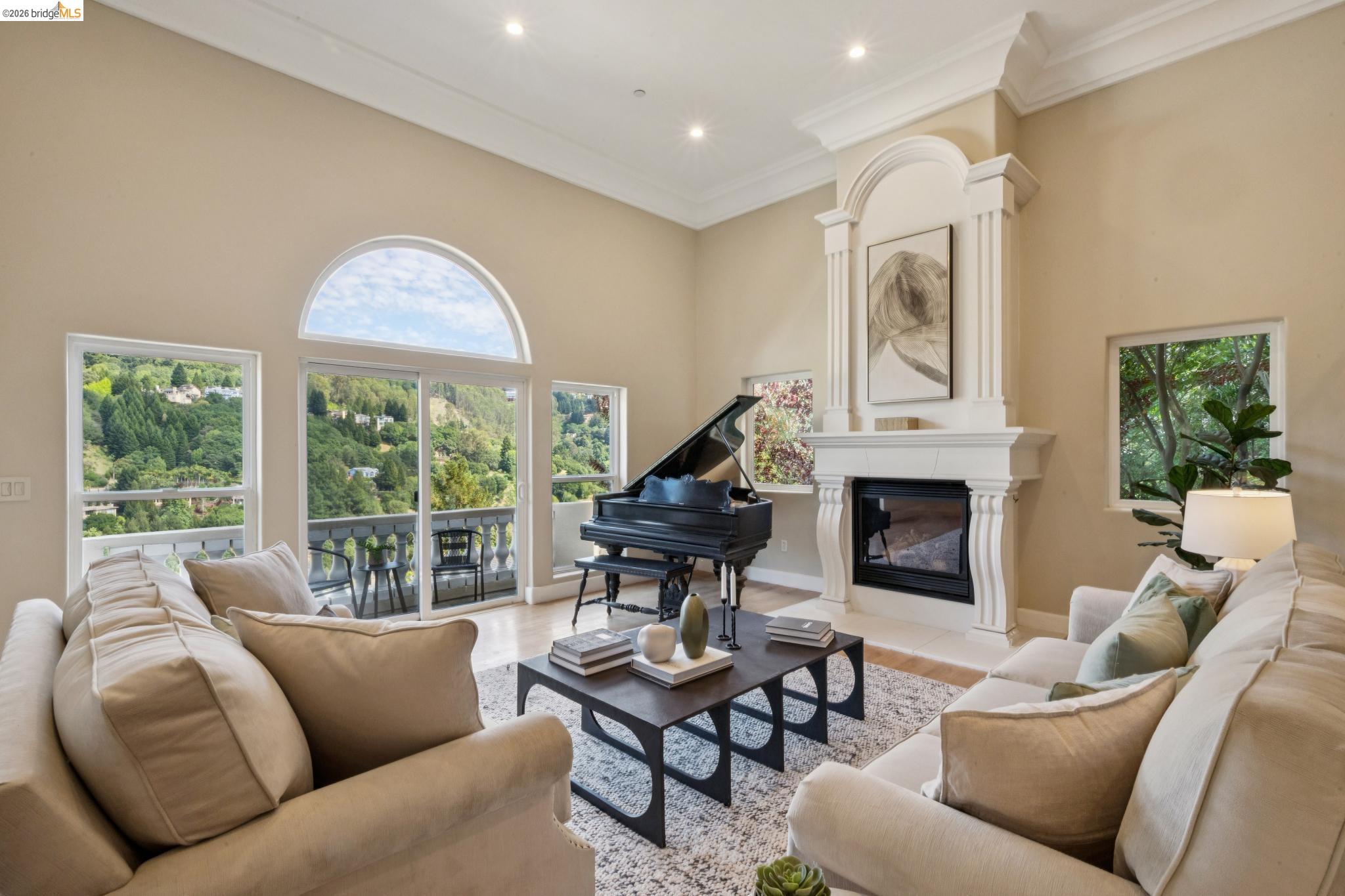 Detail Gallery Image 10 of 60 For 6929 Bristol Dr, Berkeley,  CA 94705 - 6 Beds | 4/1 Baths