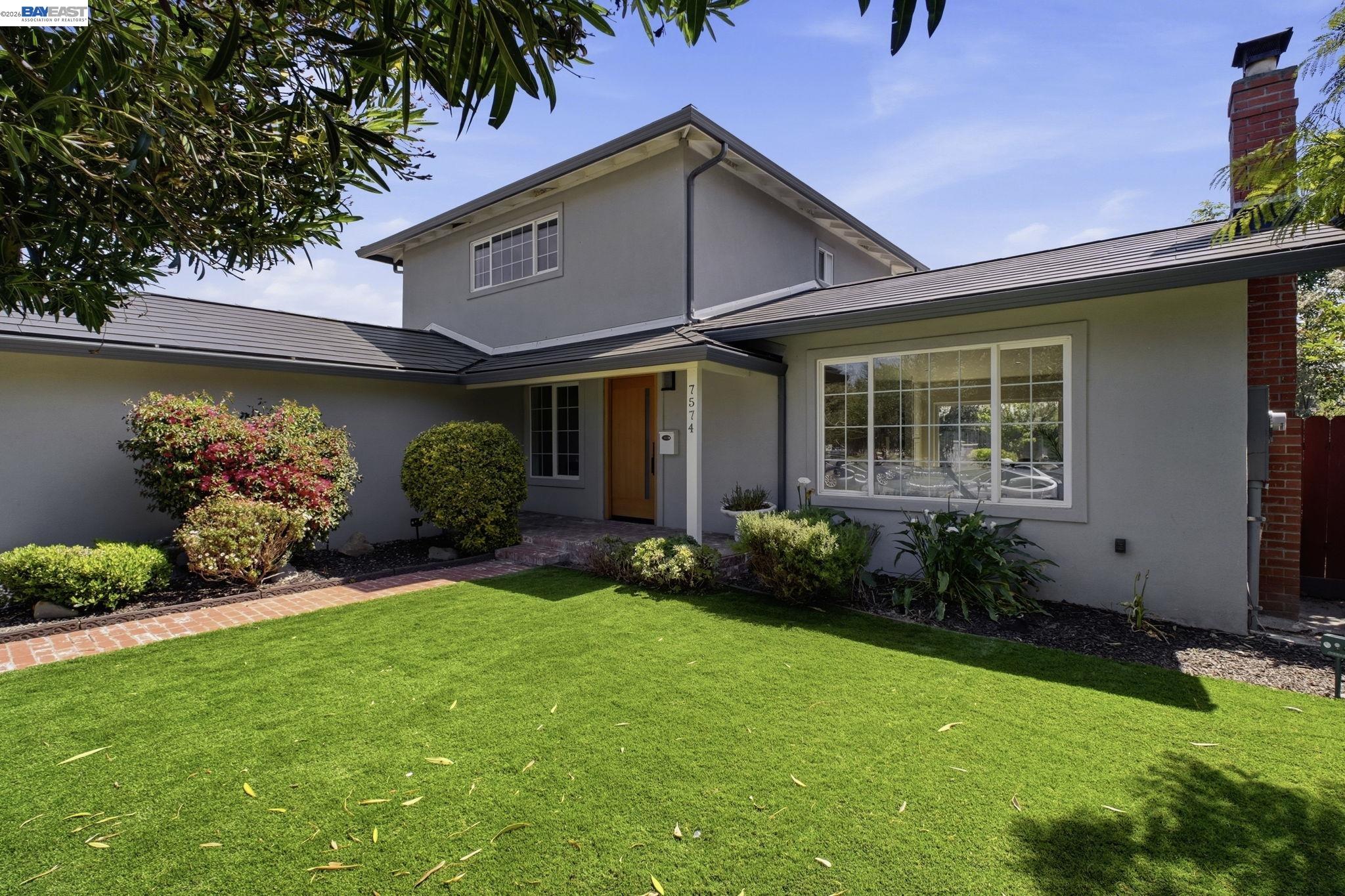 Detail Gallery Image 2 of 39 For 7574 Birkdale Dr, Newark,  CA 94560 - 5 Beds | 2/1 Baths