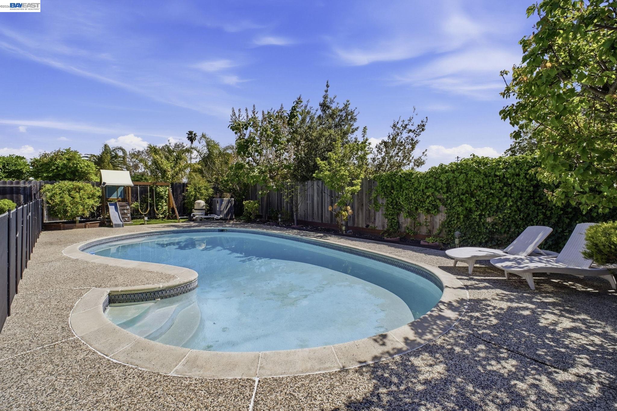 Detail Gallery Image 35 of 39 For 7574 Birkdale Dr, Newark,  CA 94560 - 5 Beds | 2/1 Baths