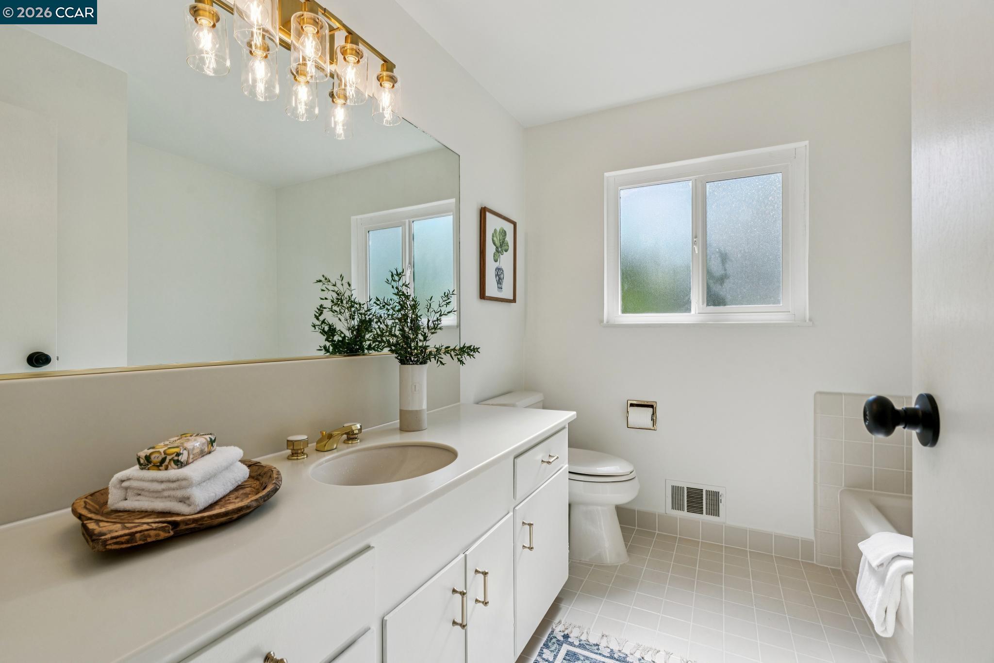 Detail Gallery Image 28 of 36 For 152 Tharp Dr, Moraga,  CA 94556 - 3 Beds | 3 Baths