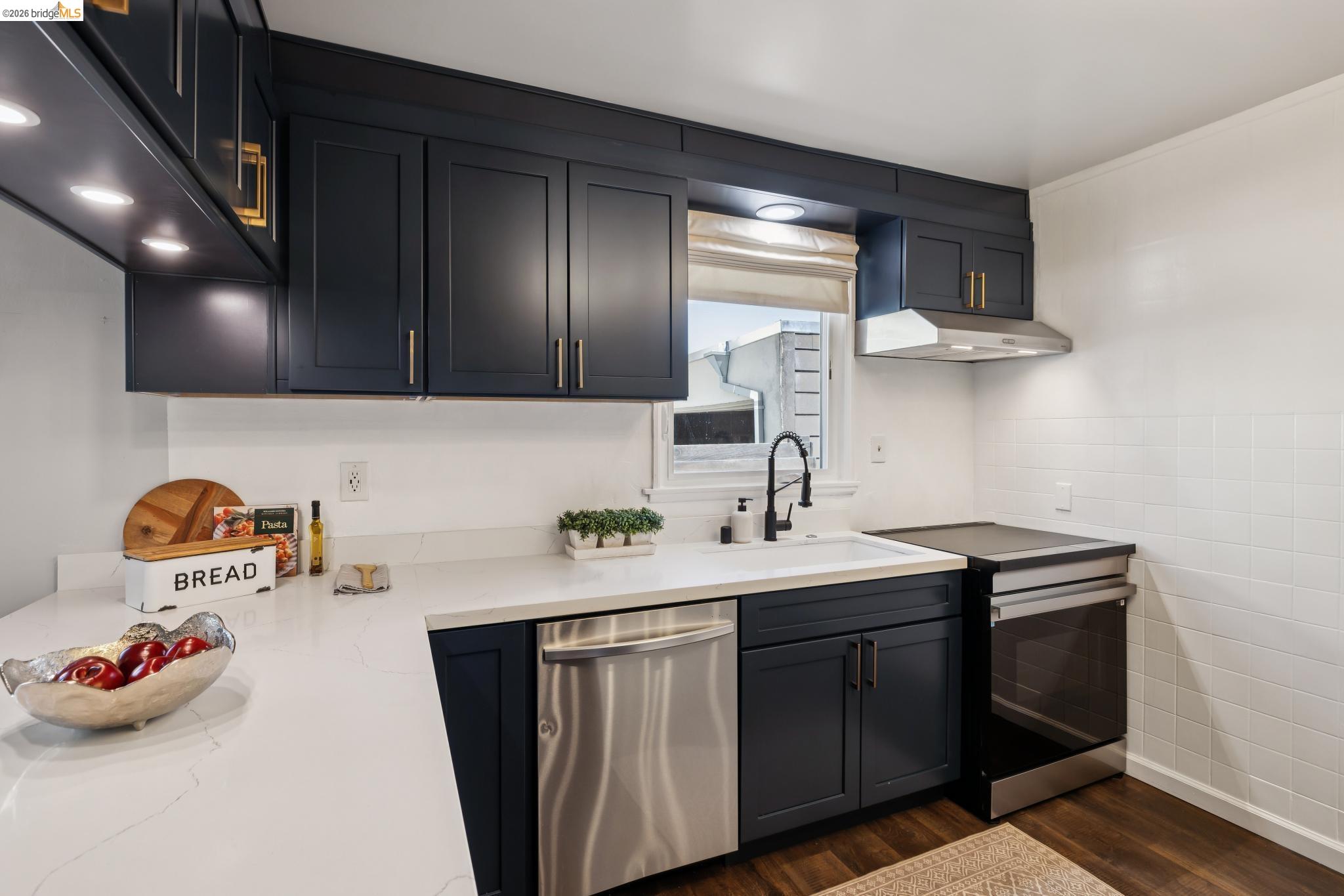 Detail Gallery Image 17 of 52 For 2564 35th Ave, Oakland,  CA 94601 - 3 Beds | 2 Baths