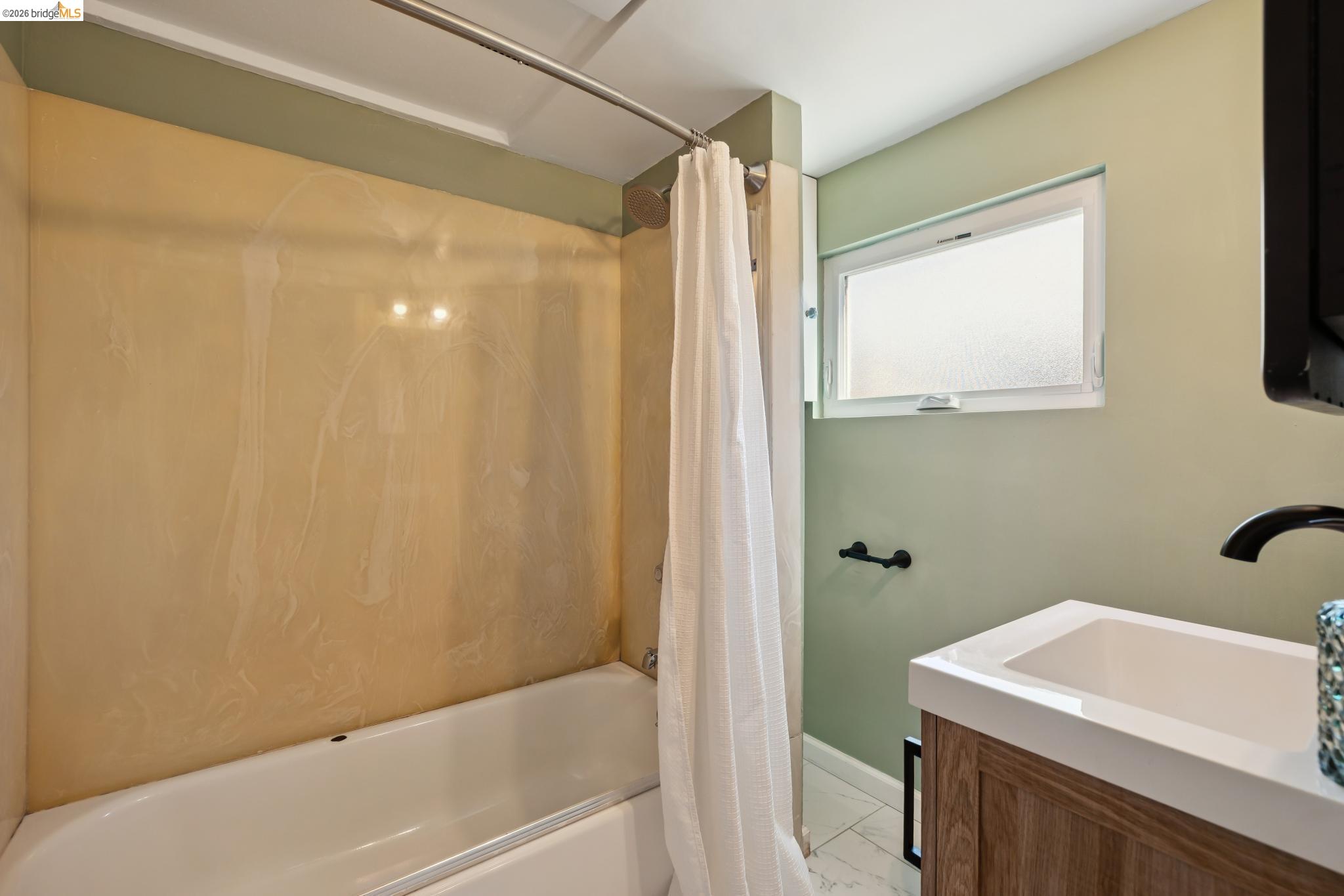 Detail Gallery Image 38 of 52 For 2564 35th Ave, Oakland,  CA 94601 - 3 Beds | 2 Baths