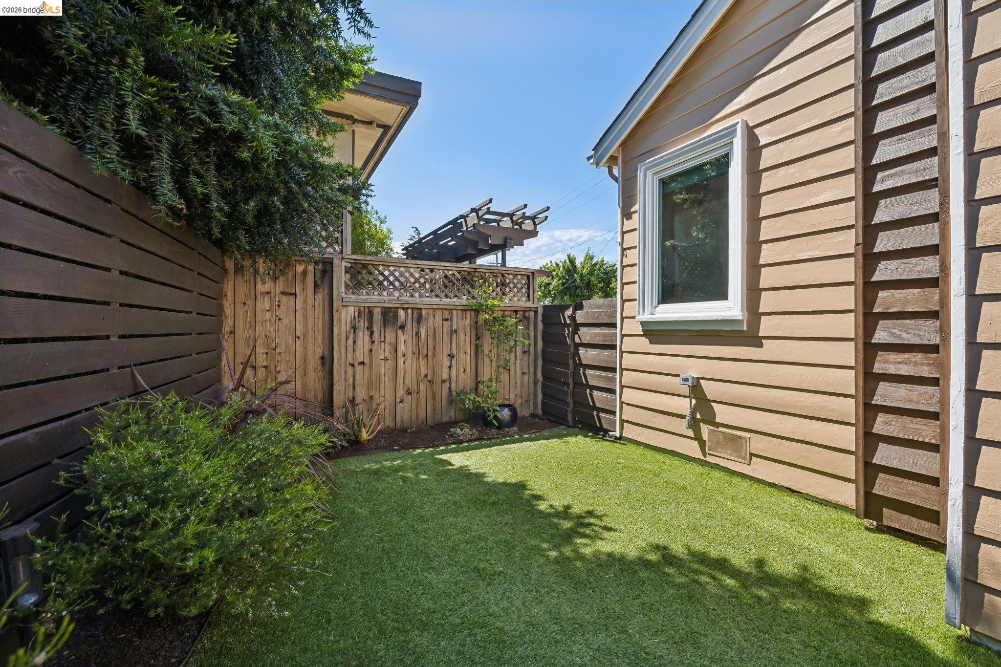 Detail Gallery Image 48 of 52 For 2564 35th Ave, Oakland,  CA 94601 - 3 Beds | 2 Baths