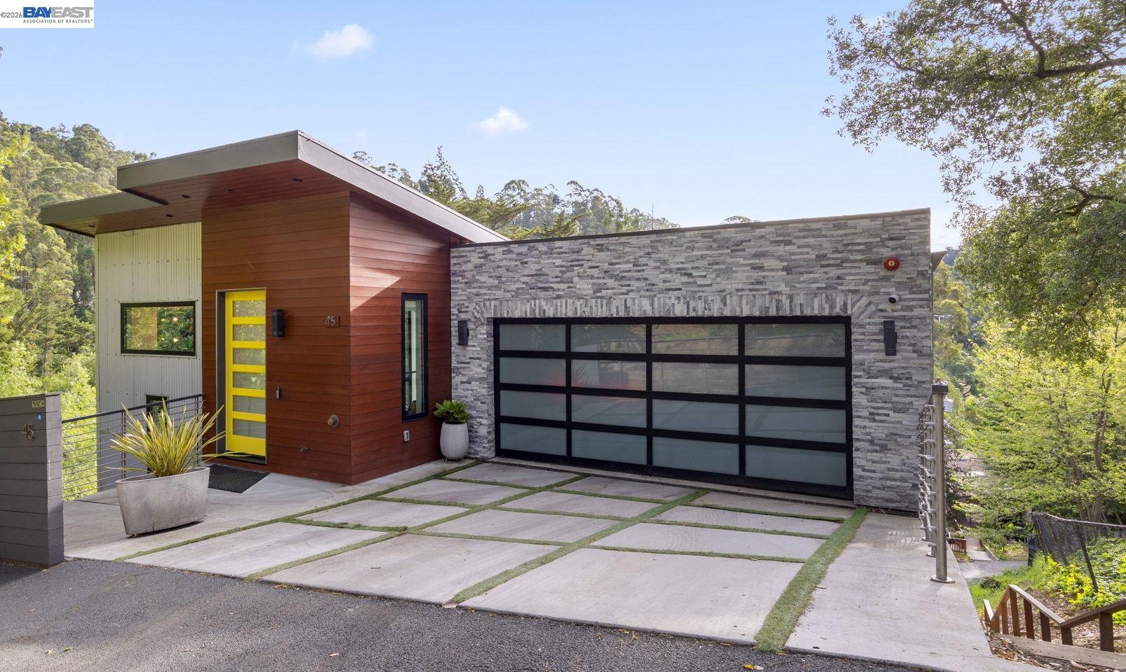 Detail Gallery Image 2 of 44 For 45 Homeglen Ln, Oakland,  CA 94611 - 3 Beds | 2/1 Baths