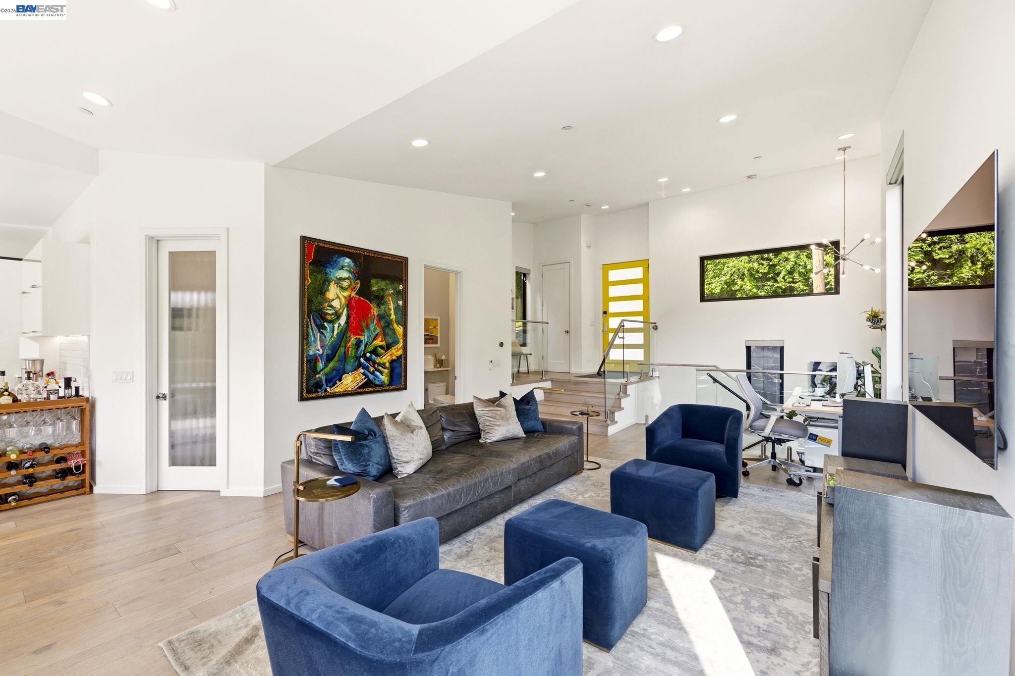 Detail Gallery Image 8 of 44 For 45 Homeglen Ln, Oakland,  CA 94611 - 3 Beds | 2/1 Baths