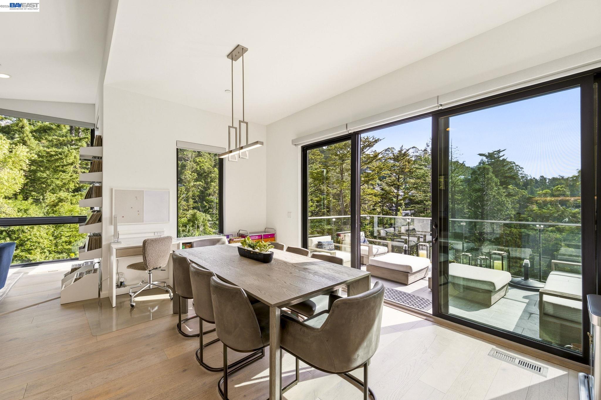 Detail Gallery Image 10 of 44 For 45 Homeglen Ln, Oakland,  CA 94611 - 3 Beds | 2/1 Baths