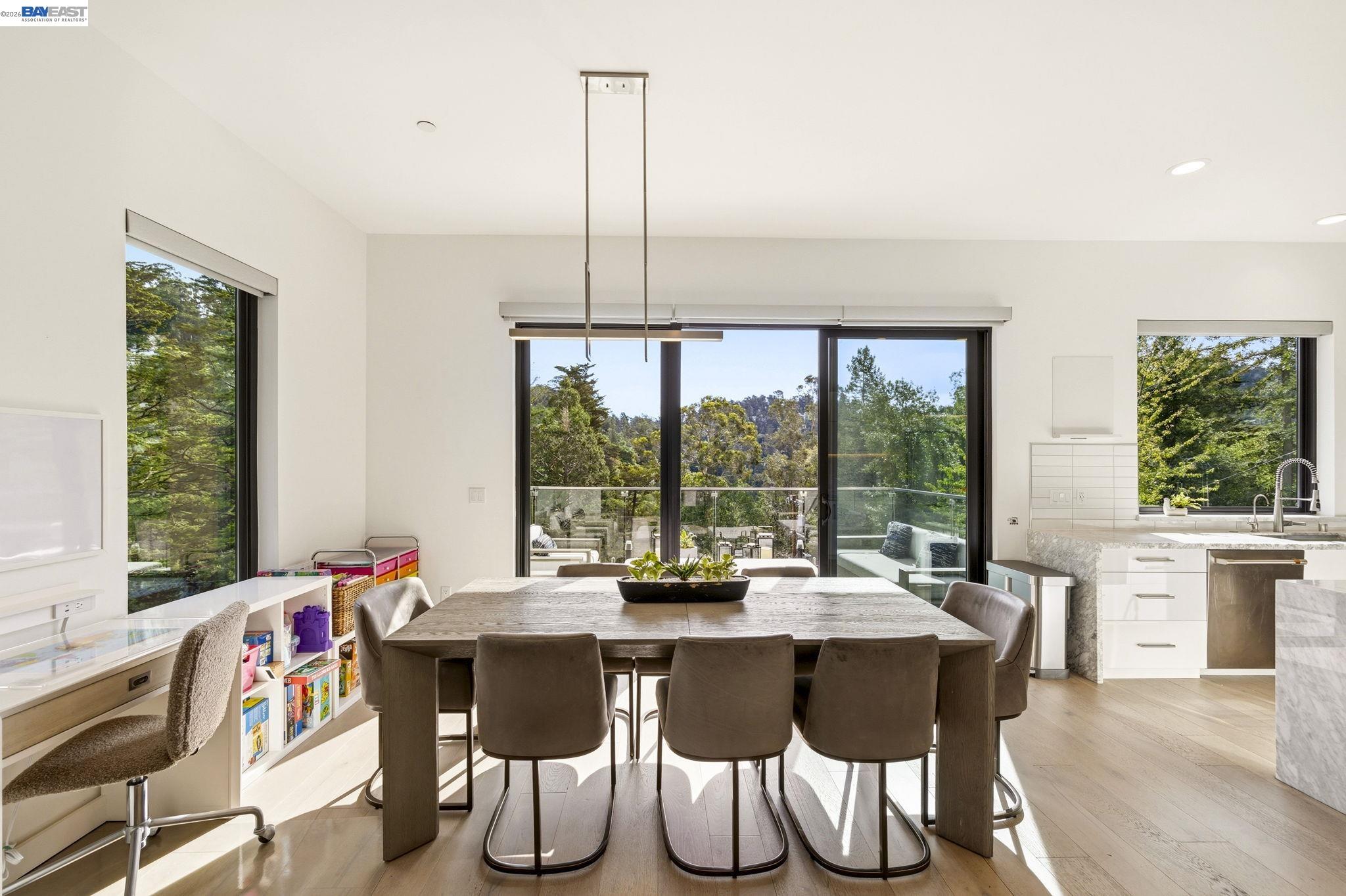 Detail Gallery Image 11 of 44 For 45 Homeglen Ln, Oakland,  CA 94611 - 3 Beds | 2/1 Baths