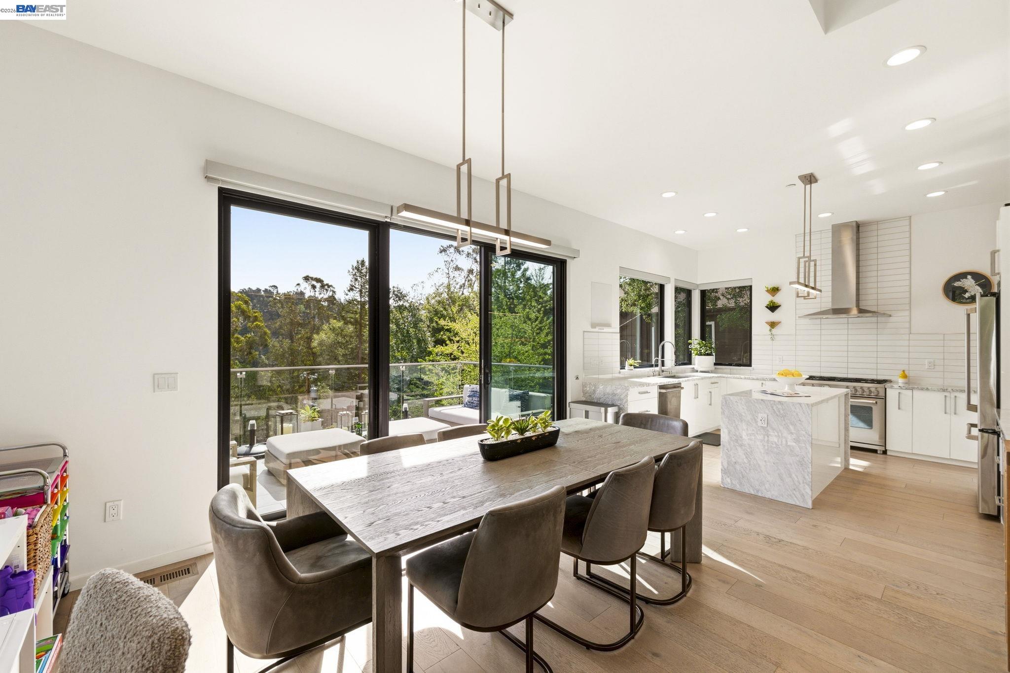 Detail Gallery Image 12 of 44 For 45 Homeglen Ln, Oakland,  CA 94611 - 3 Beds | 2/1 Baths