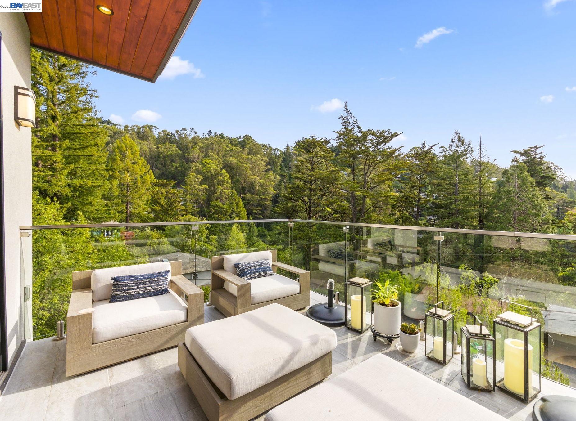 Detail Gallery Image 16 of 44 For 45 Homeglen Ln, Oakland,  CA 94611 - 3 Beds | 2/1 Baths