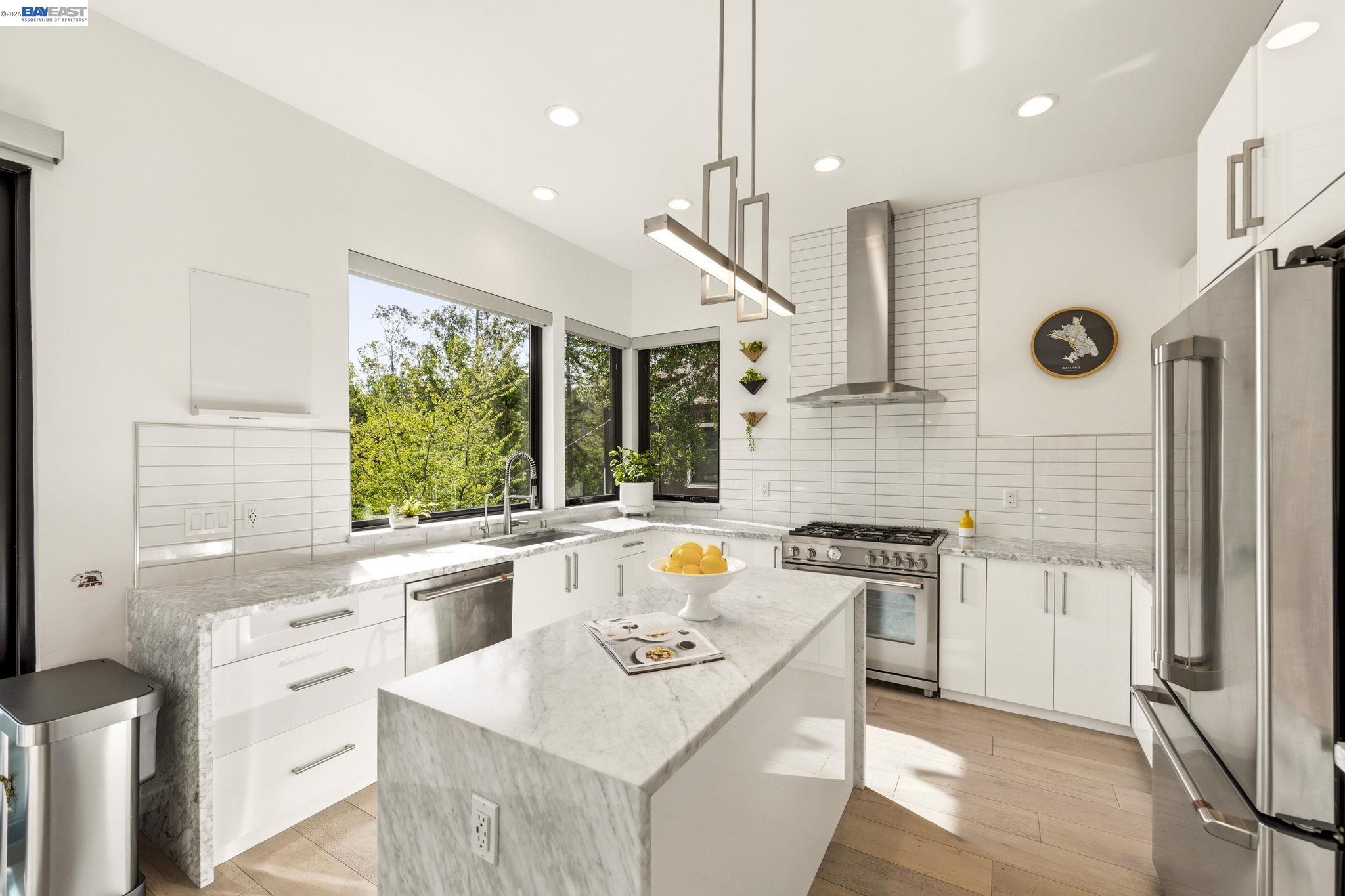 Detail Gallery Image 17 of 44 For 45 Homeglen Ln, Oakland,  CA 94611 - 3 Beds | 2/1 Baths