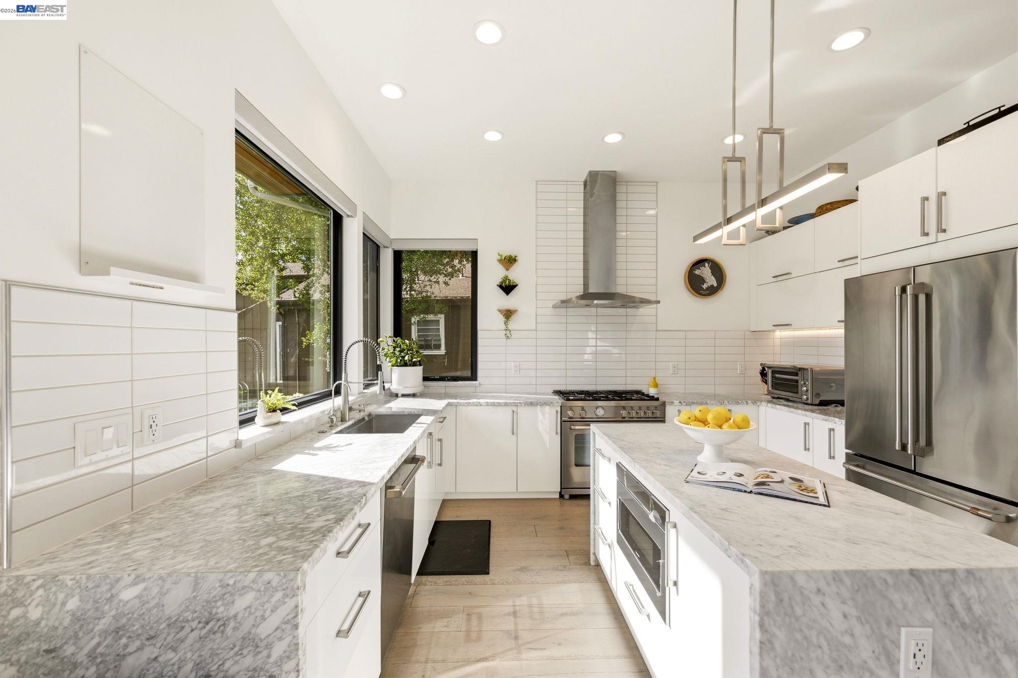 Detail Gallery Image 18 of 44 For 45 Homeglen Ln, Oakland,  CA 94611 - 3 Beds | 2/1 Baths