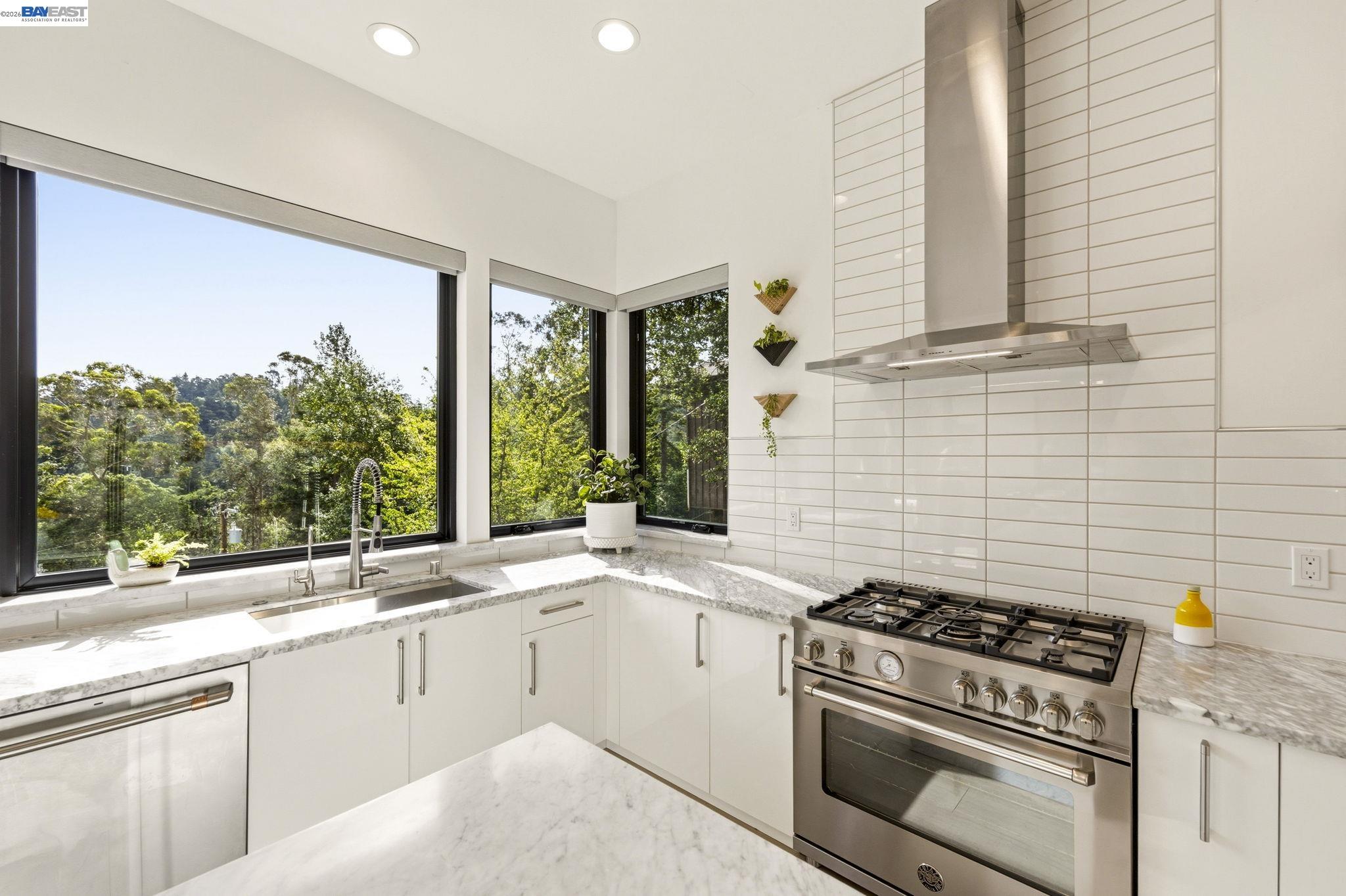 Detail Gallery Image 20 of 44 For 45 Homeglen Ln, Oakland,  CA 94611 - 3 Beds | 2/1 Baths