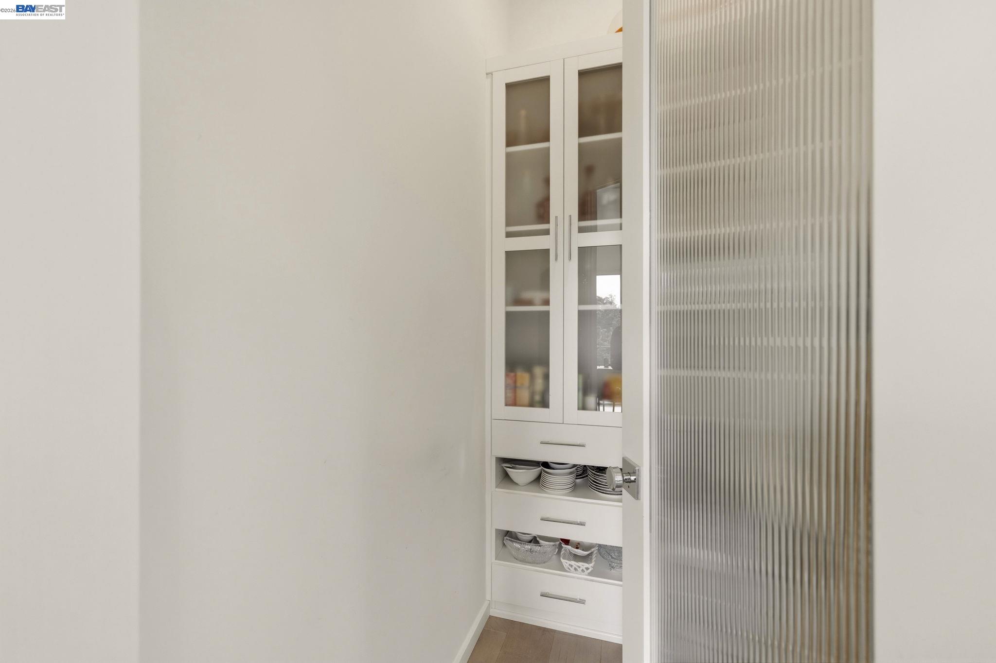 Detail Gallery Image 22 of 44 For 45 Homeglen Ln, Oakland,  CA 94611 - 3 Beds | 2/1 Baths