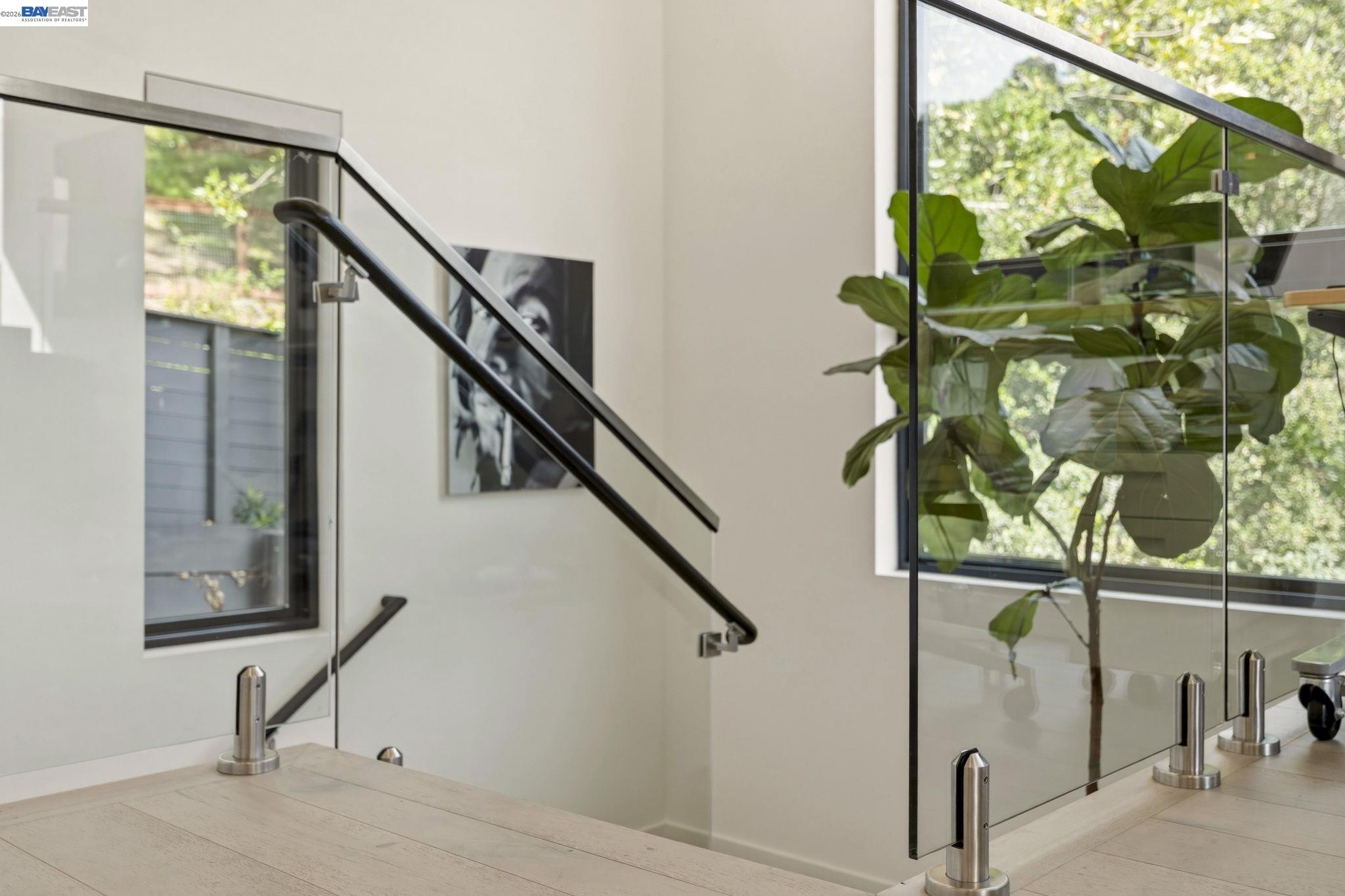 Detail Gallery Image 23 of 44 For 45 Homeglen Ln, Oakland,  CA 94611 - 3 Beds | 2/1 Baths