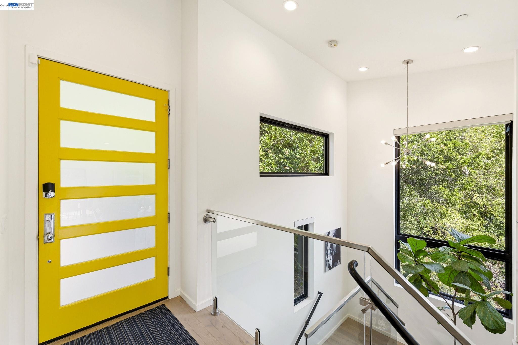 Detail Gallery Image 3 of 44 For 45 Homeglen Ln, Oakland,  CA 94611 - 3 Beds | 2/1 Baths