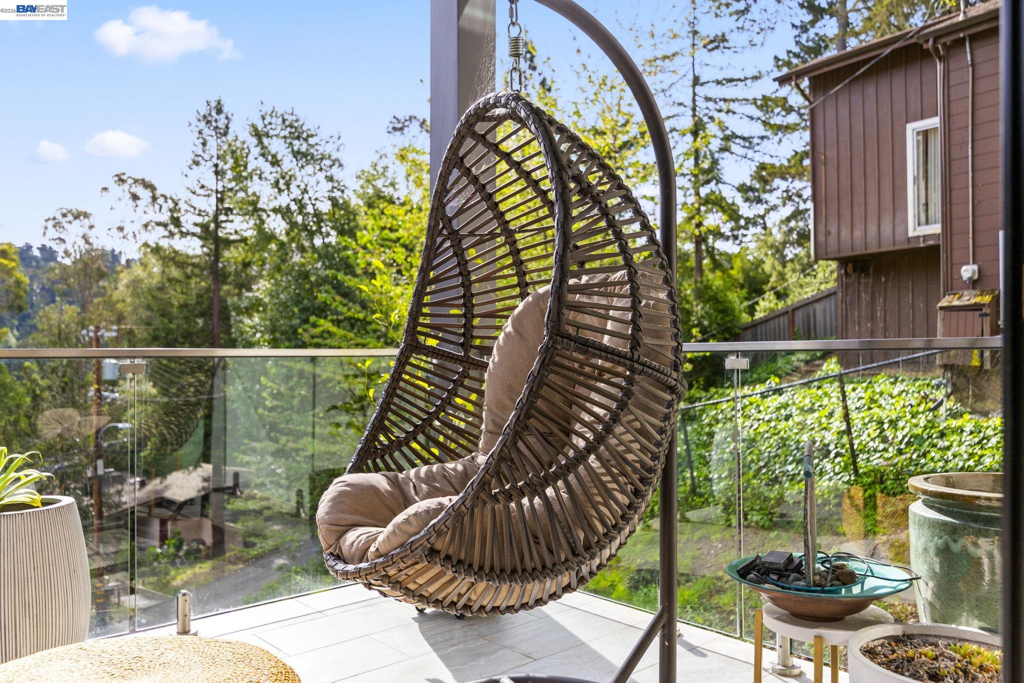 Detail Gallery Image 30 of 44 For 45 Homeglen Ln, Oakland,  CA 94611 - 3 Beds | 2/1 Baths