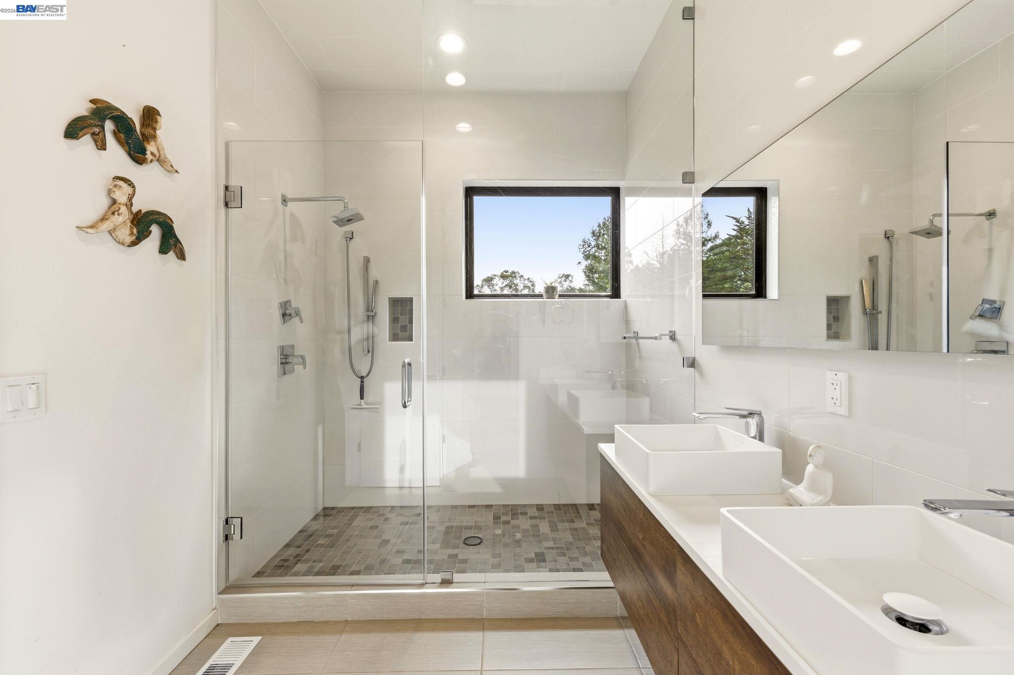 Detail Gallery Image 31 of 44 For 45 Homeglen Ln, Oakland,  CA 94611 - 3 Beds | 2/1 Baths