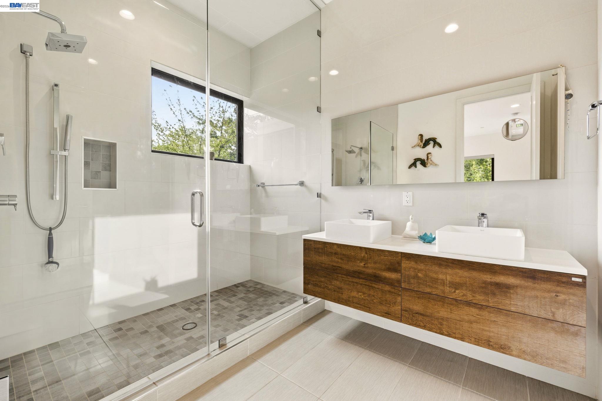 Detail Gallery Image 32 of 44 For 45 Homeglen Ln, Oakland,  CA 94611 - 3 Beds | 2/1 Baths