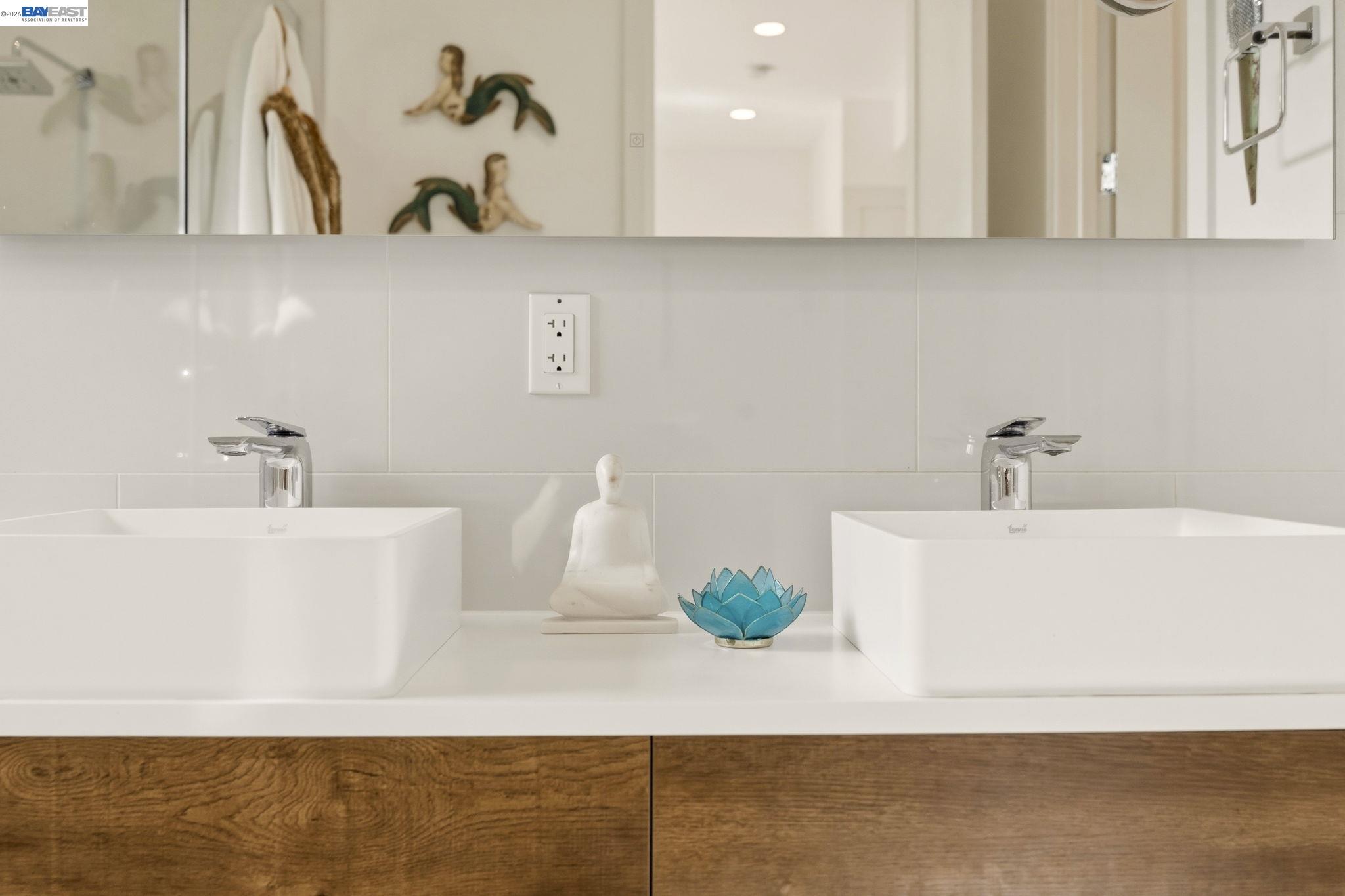 Detail Gallery Image 34 of 44 For 45 Homeglen Ln, Oakland,  CA 94611 - 3 Beds | 2/1 Baths