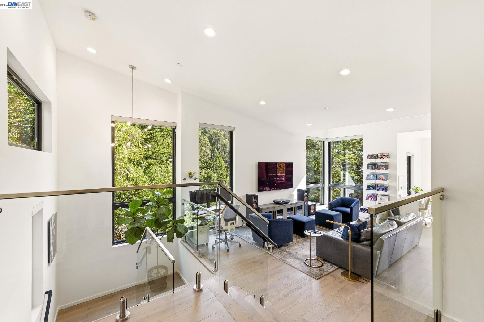 Detail Gallery Image 4 of 44 For 45 Homeglen Ln, Oakland,  CA 94611 - 3 Beds | 2/1 Baths