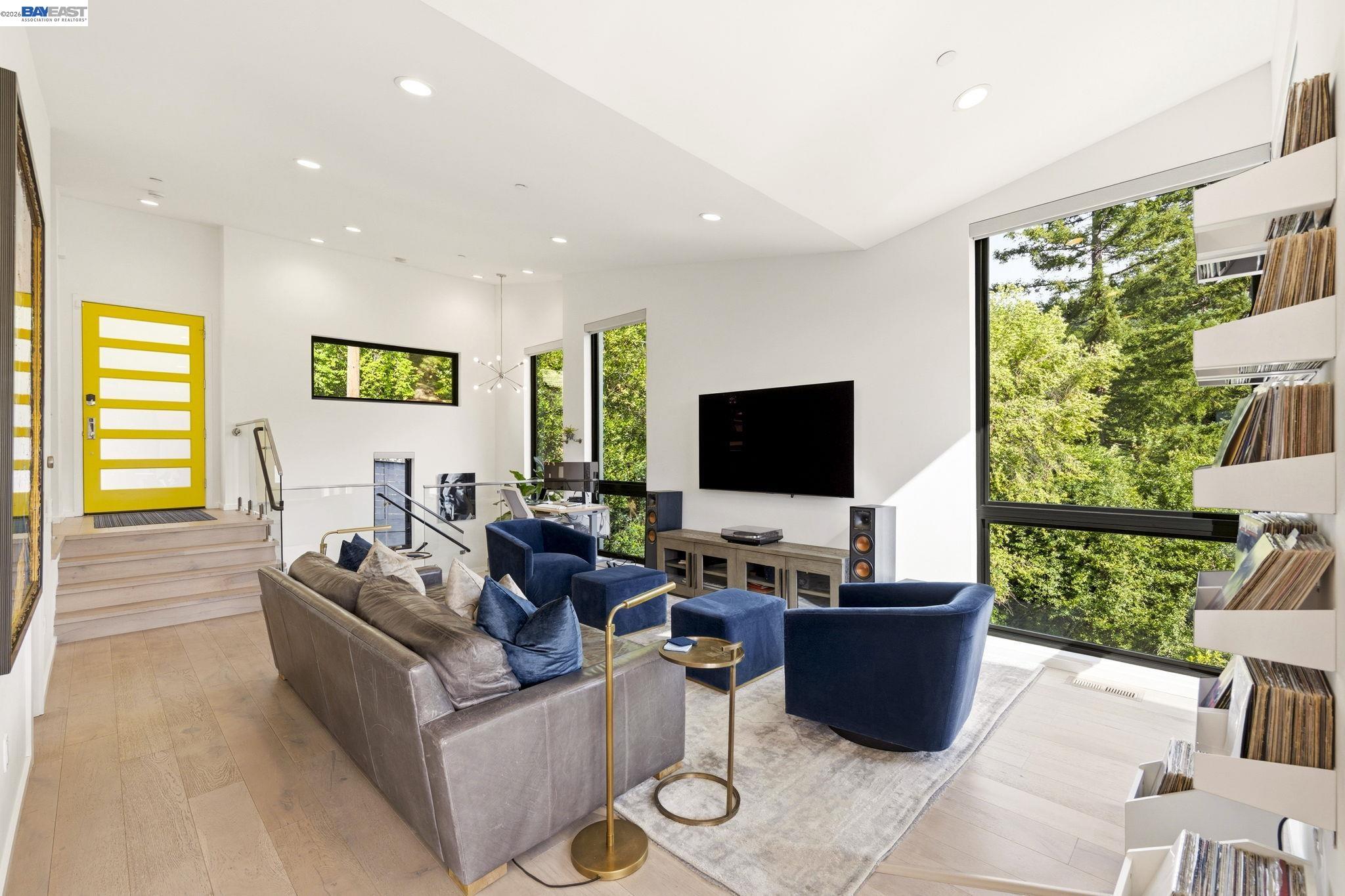 Detail Gallery Image 6 of 44 For 45 Homeglen Ln, Oakland,  CA 94611 - 3 Beds | 2/1 Baths