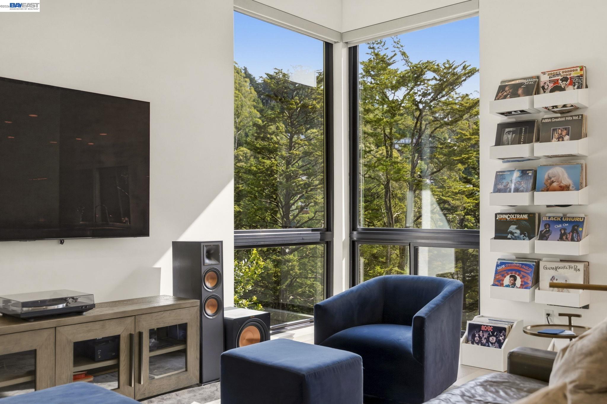 Detail Gallery Image 7 of 44 For 45 Homeglen Ln, Oakland,  CA 94611 - 3 Beds | 2/1 Baths