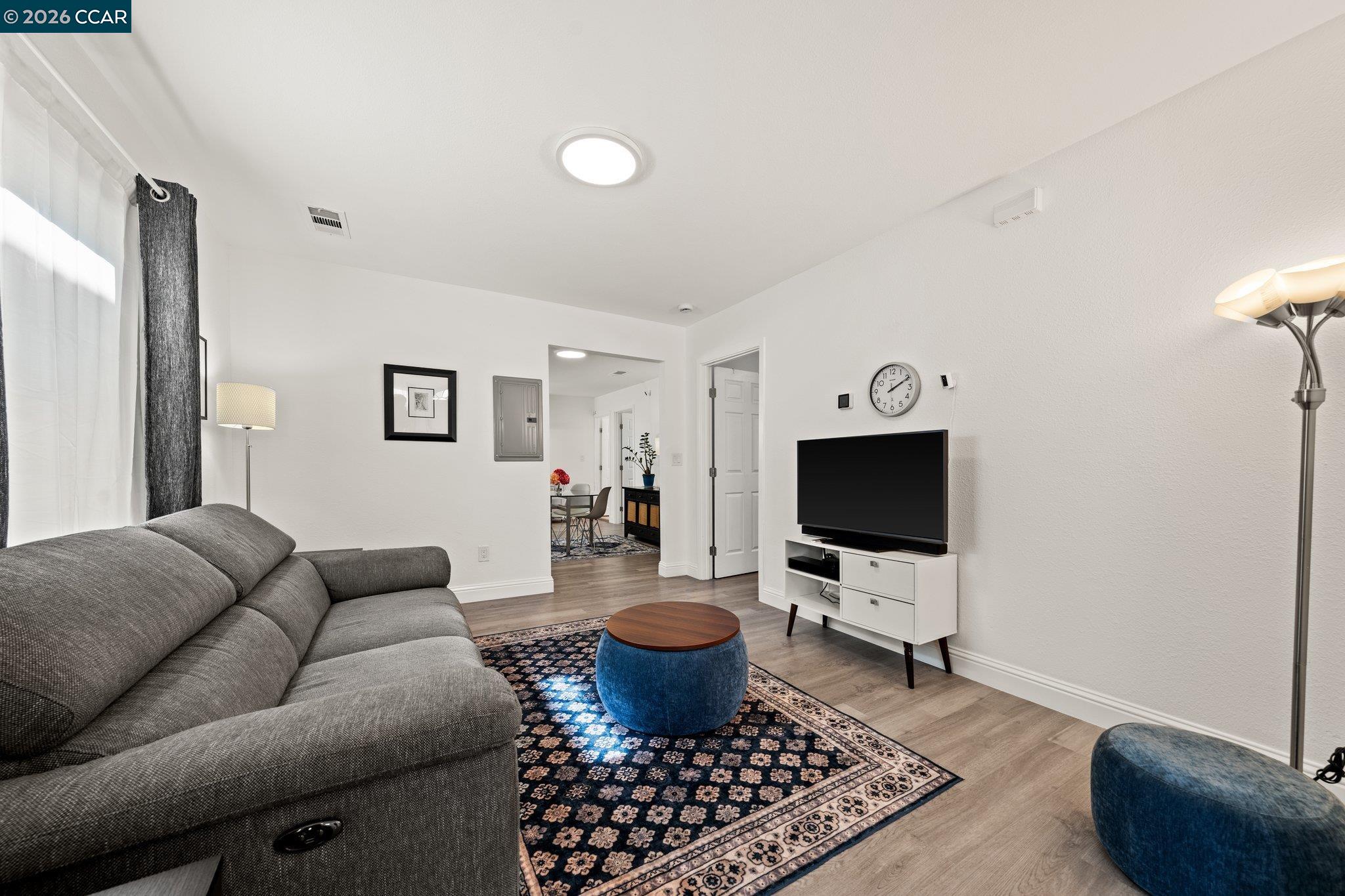 Detail Gallery Image 11 of 44 For 2517 Filbert St, Oakland,  CA 94607 - 4 Beds | 2 Baths