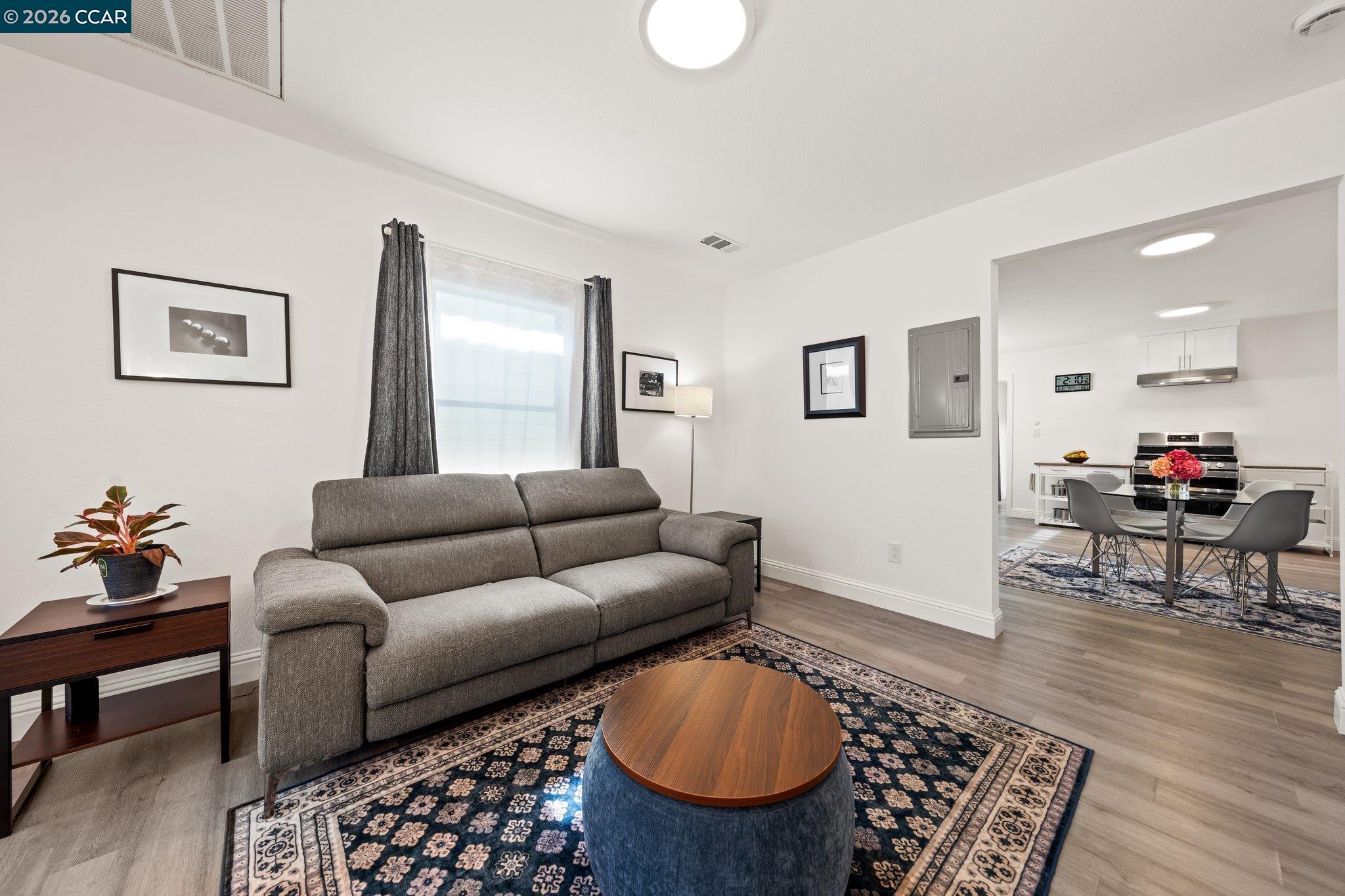 Detail Gallery Image 12 of 44 For 2517 Filbert St, Oakland,  CA 94607 - 4 Beds | 2 Baths