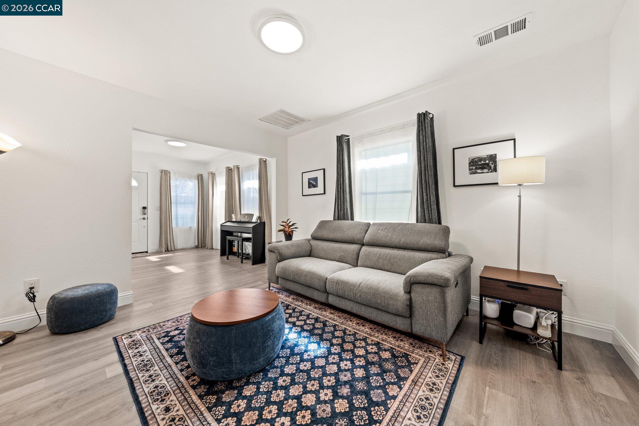 Detail Gallery Image 13 of 44 For 2517 Filbert St, Oakland,  CA 94607 - 4 Beds | 2 Baths