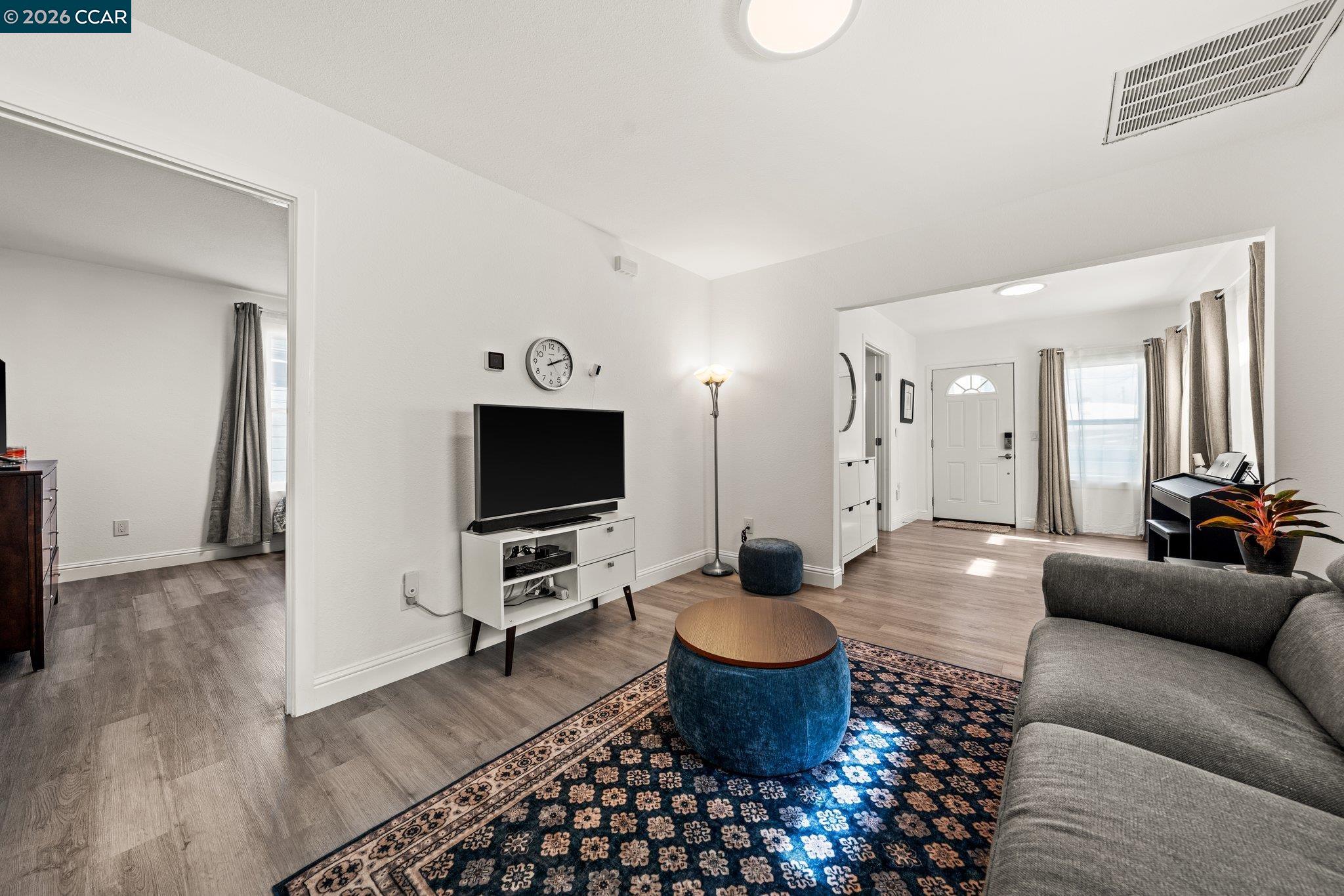 Detail Gallery Image 14 of 44 For 2517 Filbert St, Oakland,  CA 94607 - 4 Beds | 2 Baths