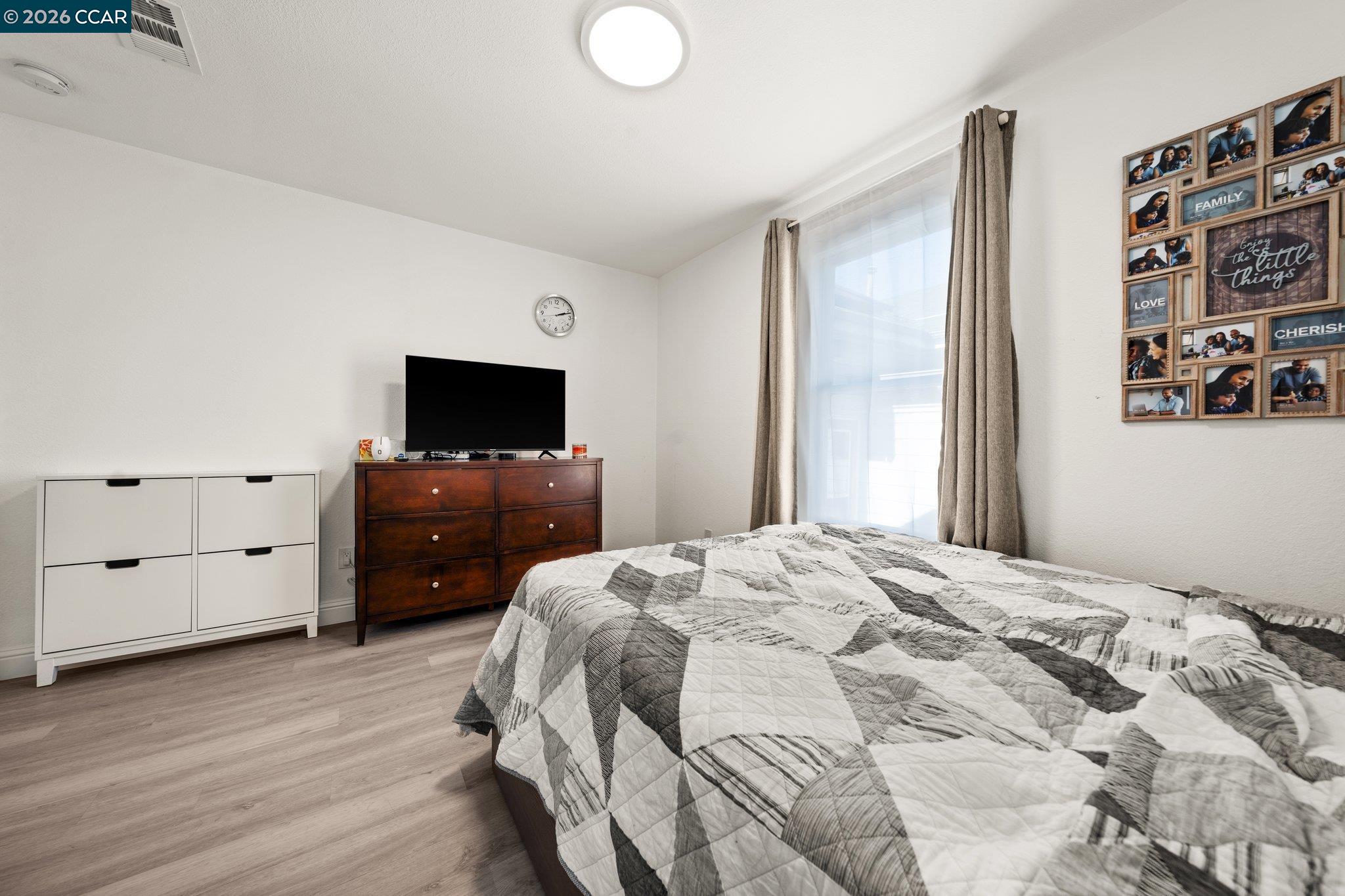 Detail Gallery Image 17 of 44 For 2517 Filbert St, Oakland,  CA 94607 - 4 Beds | 2 Baths