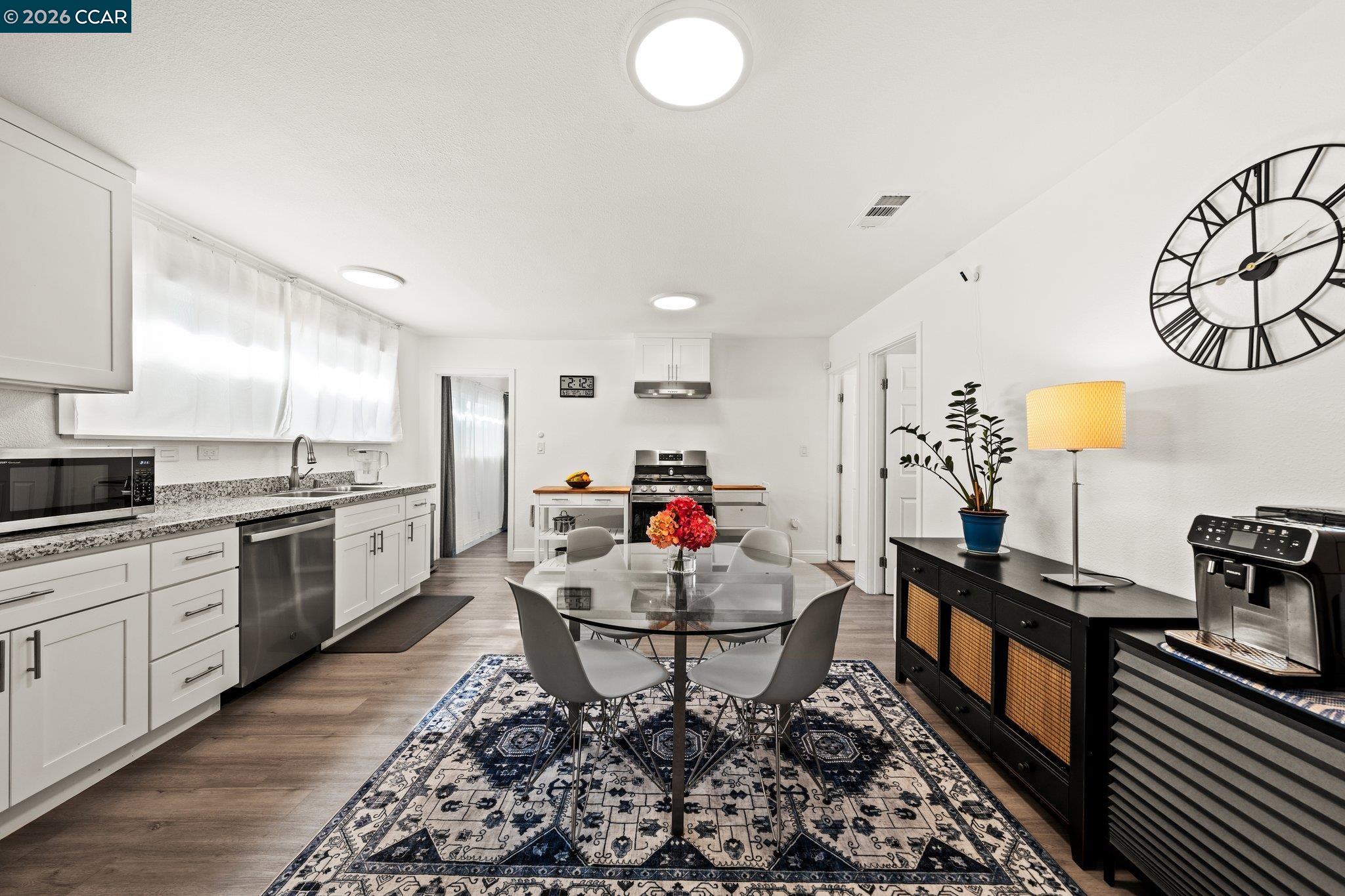 Detail Gallery Image 18 of 44 For 2517 Filbert St, Oakland,  CA 94607 - 4 Beds | 2 Baths