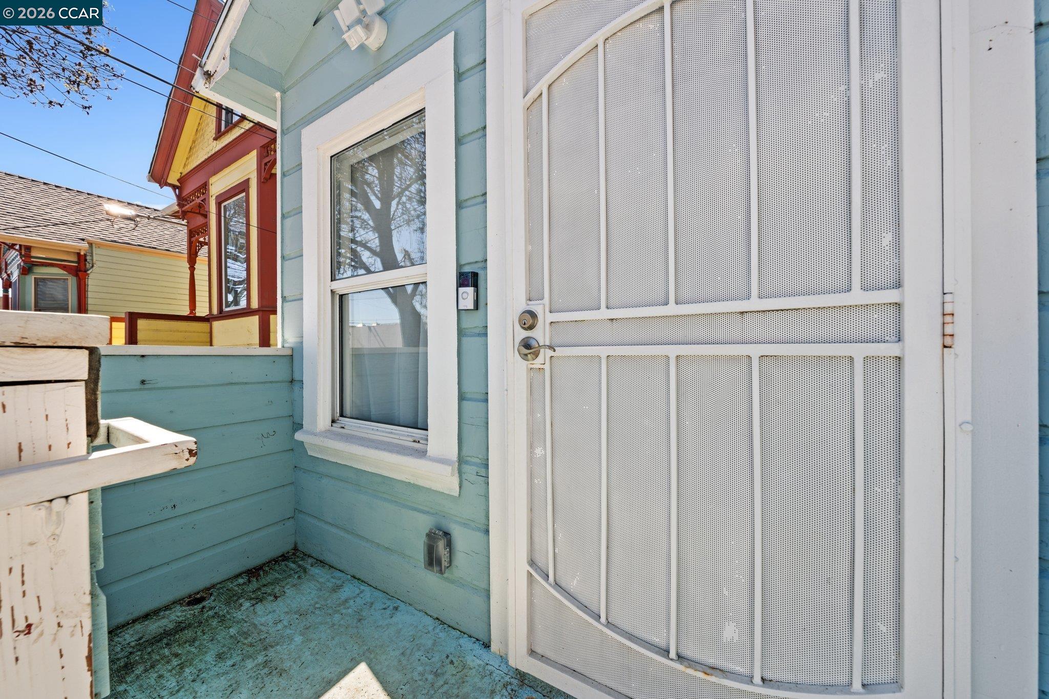 Detail Gallery Image 4 of 44 For 2517 Filbert St, Oakland,  CA 94607 - 4 Beds | 2 Baths