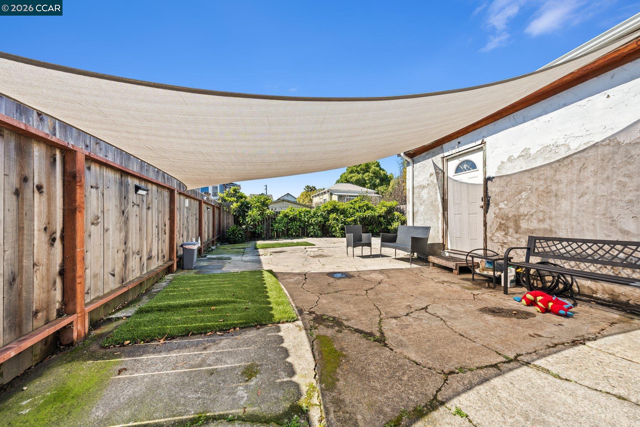 Detail Gallery Image 33 of 44 For 2517 Filbert St, Oakland,  CA 94607 - 4 Beds | 2 Baths