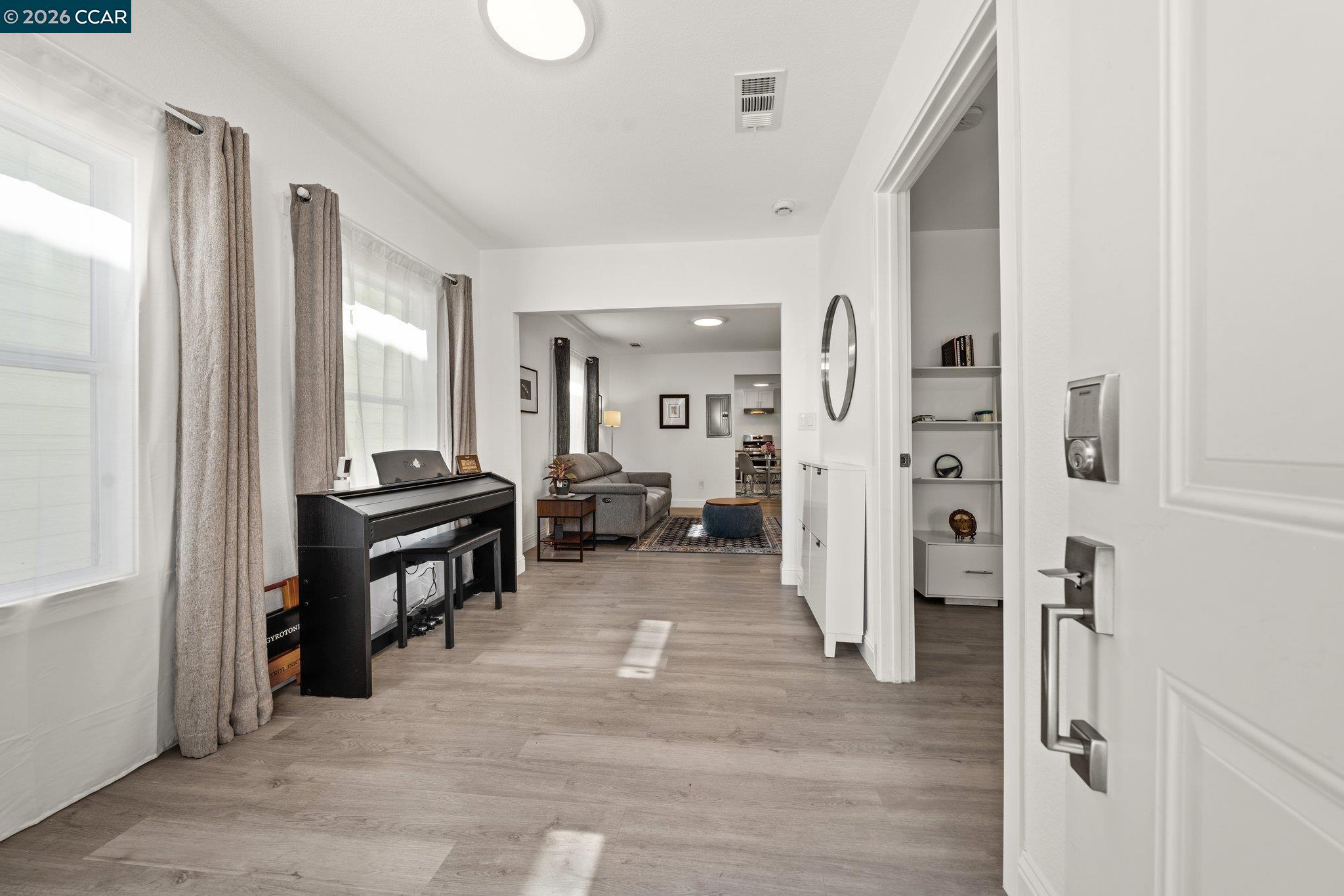 Detail Gallery Image 5 of 44 For 2517 Filbert St, Oakland,  CA 94607 - 4 Beds | 2 Baths