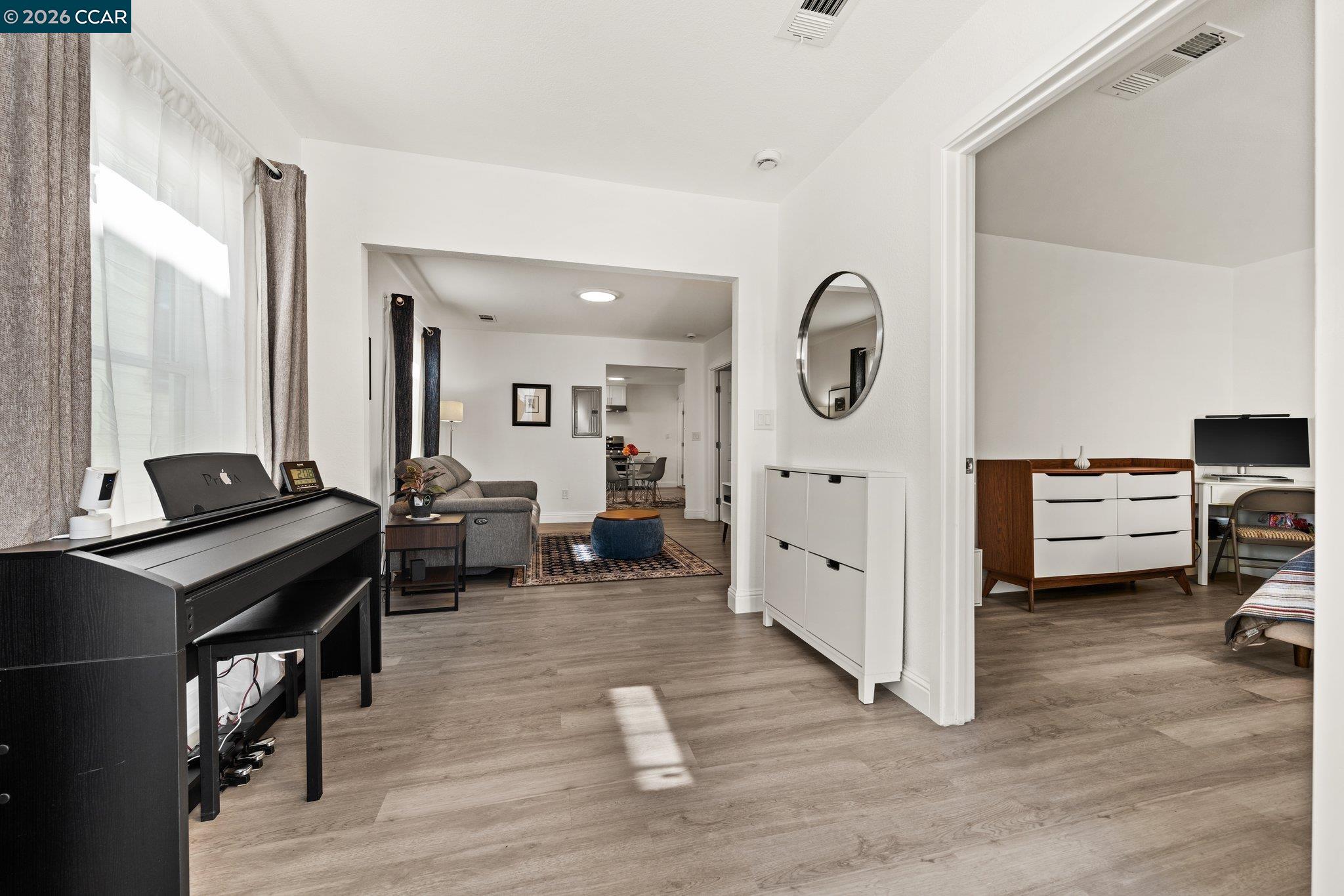 Detail Gallery Image 6 of 44 For 2517 Filbert St, Oakland,  CA 94607 - 4 Beds | 2 Baths