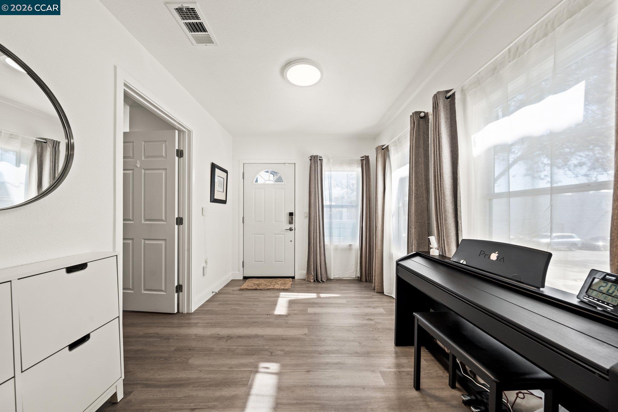 Detail Gallery Image 10 of 44 For 2517 Filbert St, Oakland,  CA 94607 - 4 Beds | 2 Baths