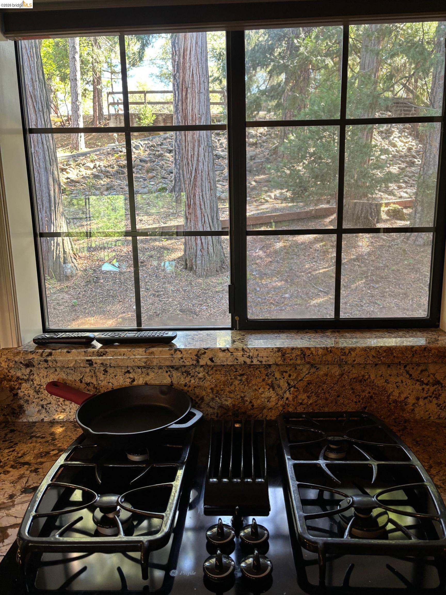 Detail Gallery Image 11 of 46 For 20728 Point View Dr., Groveland,  CA 95321 - 3 Beds | 2/1 Baths