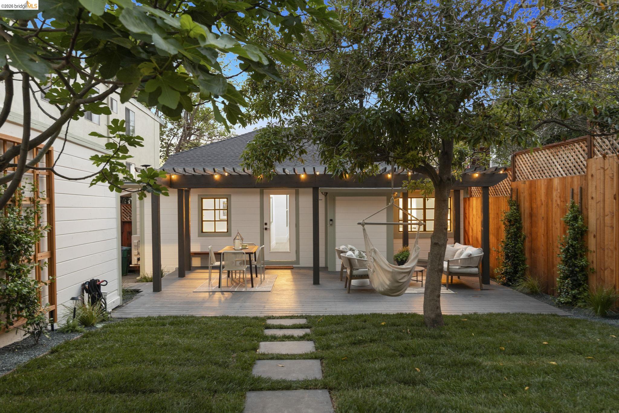 Detail Gallery Image 2 of 42 For 1325 Henry St, Berkeley,  CA 94709 - 3 Beds | 3 Baths