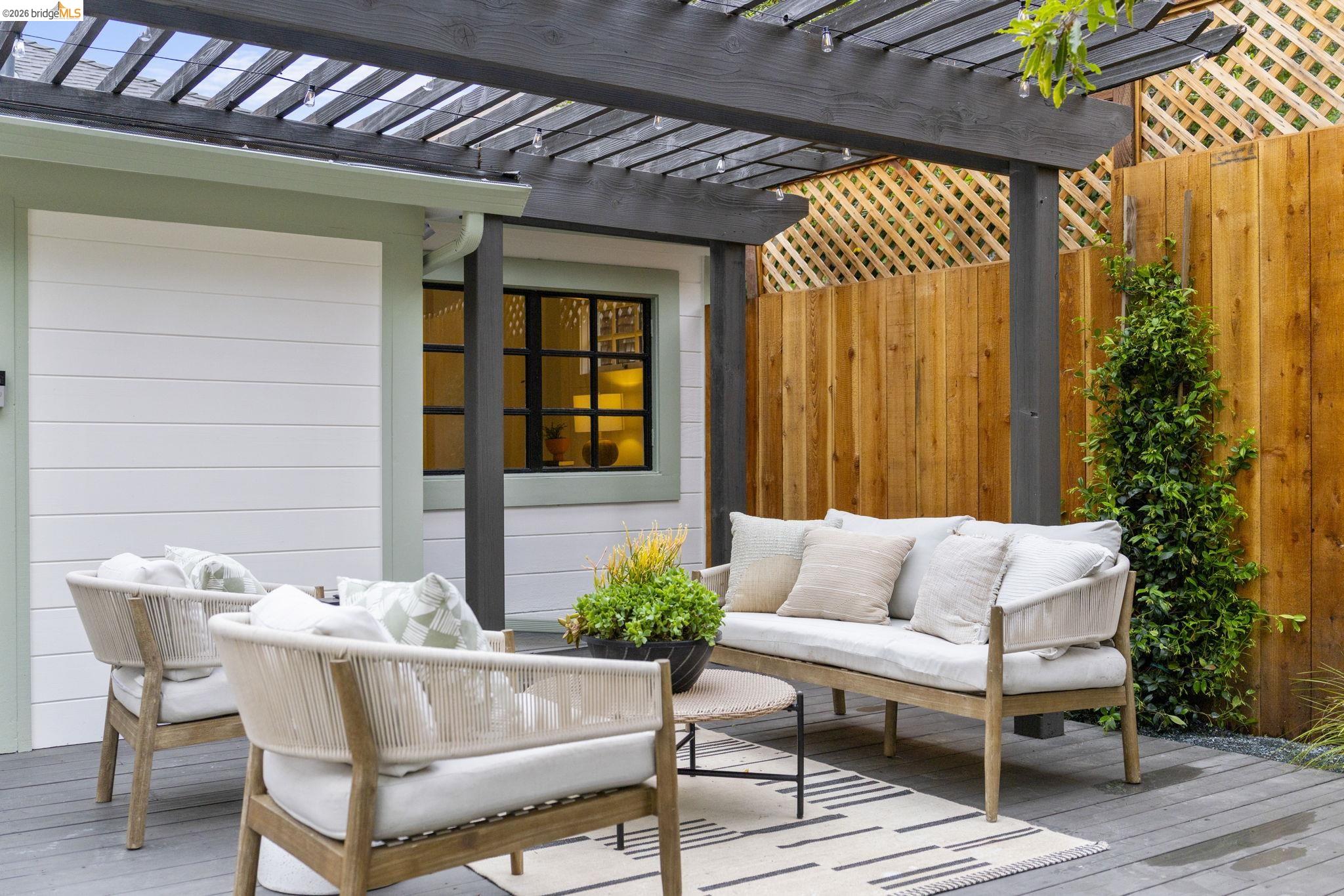 Detail Gallery Image 29 of 42 For 1325 Henry St, Berkeley,  CA 94709 - 3 Beds | 3 Baths